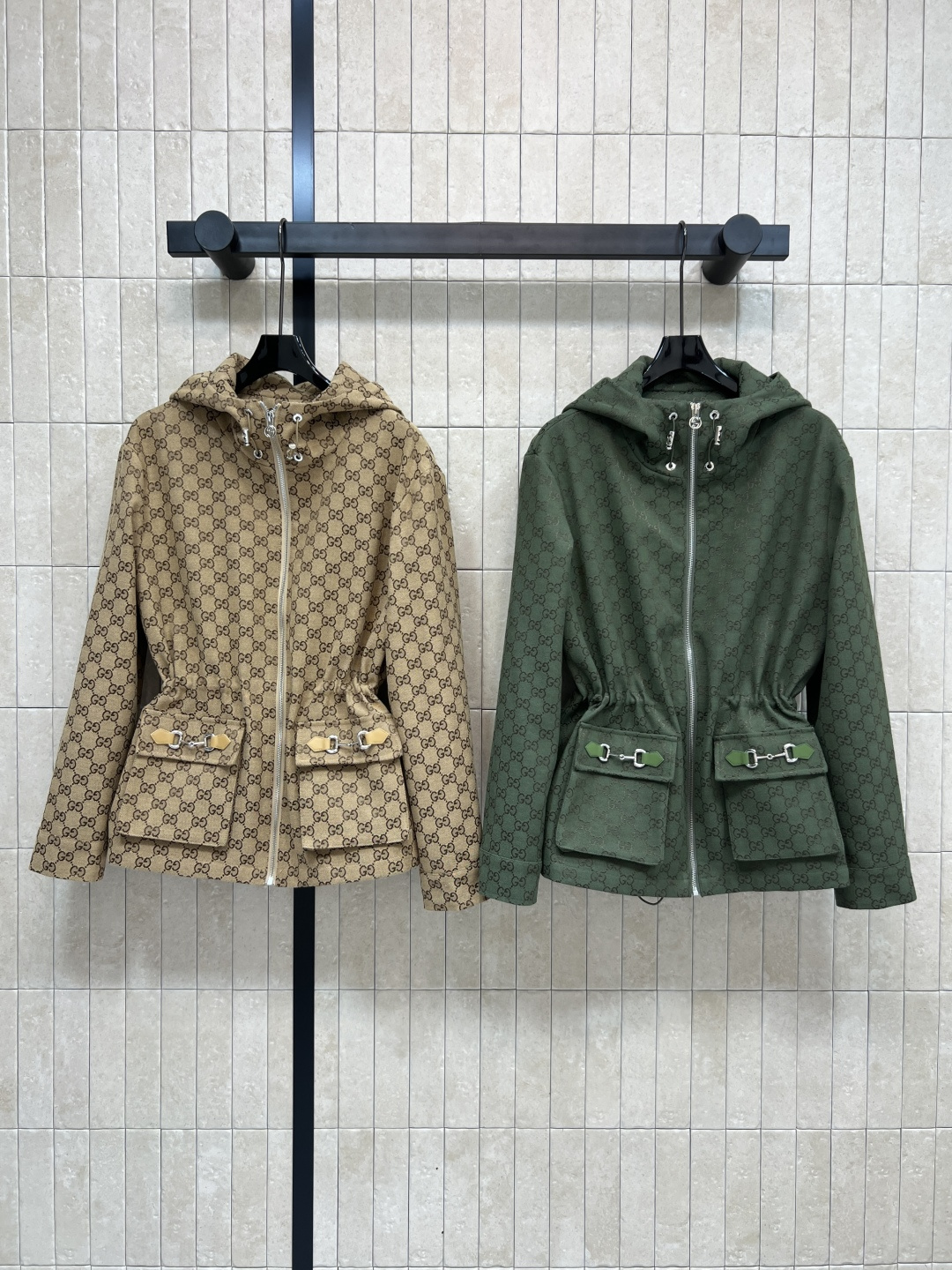 NO:498492,G Home 25 autumn and winter new style, double G jacquard hooded waist jacket, the upper body is simply amazing, white, slim and cool, the waist is made of elastic drawstring waist design, trendy and cool, the hooded jacket is loose, loose, comfortable and not picky, the cuffs are elastic, customized, full-print retro GG jacquard fabric, classic and high-end, super temperament, daily casual recommendation, two colors and three-code Size/S-M-L,, gucci, jackets & coats, jackets & coats, hats, alexander wang19860909G家 25秋冬新款 双G提花连帽收腰外套 上身简直太绝了 显白显瘦又酷帅 腰间采用松紧抽绳收腰设计 潮酷又实穿 连帽夹克宽松剪裁宽松舒适不挑人 袖口松紧设计 定制满印复古的GG提花面料 经典又高级 超级显气质 日常休闲推荐 两色三码Size/S-M-L,,gucci,jackets & coats,jackets & coats,hats,alexander wang,Women's clothing