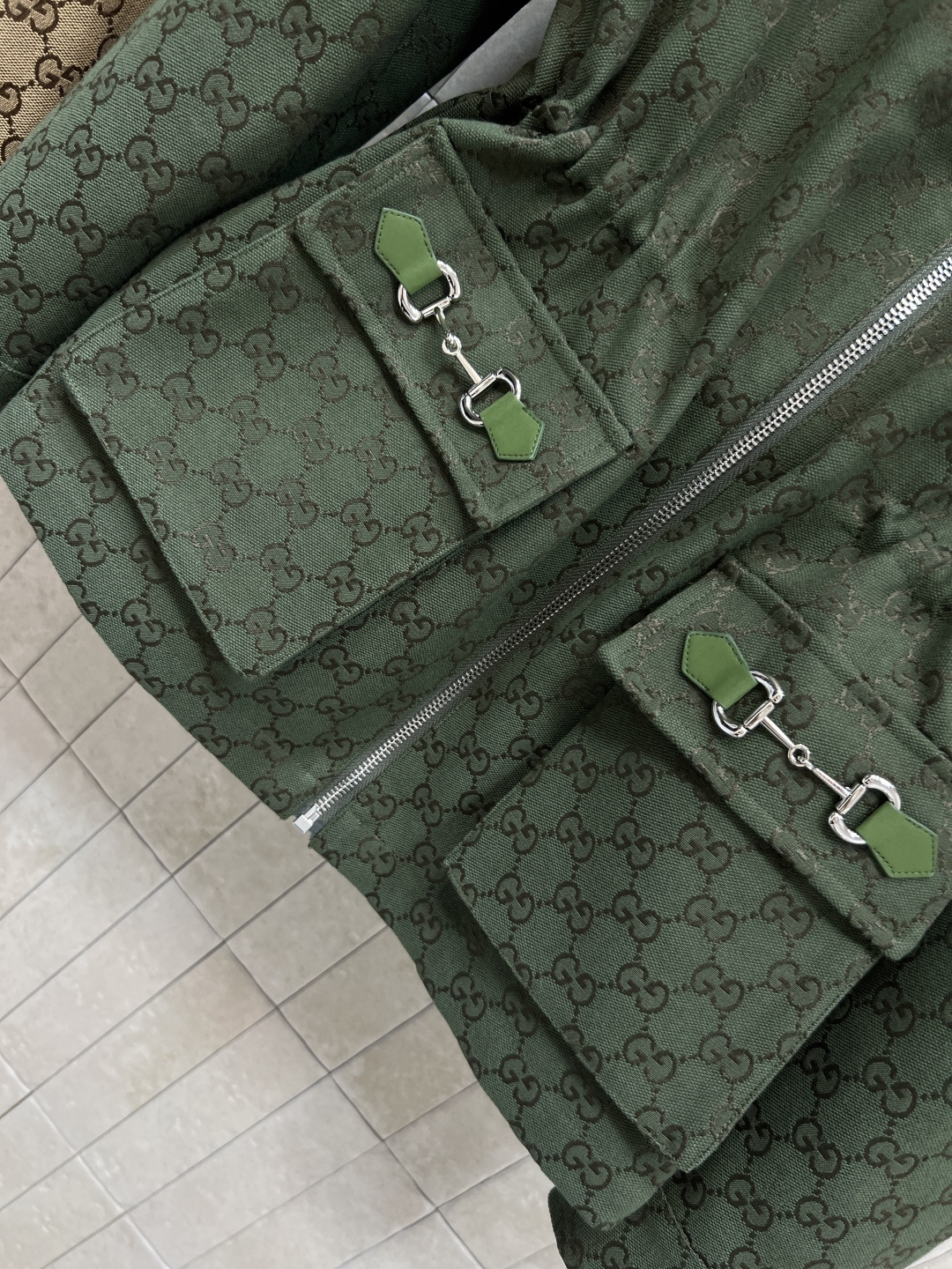 G家 25秋冬新款 双G提花连帽收腰外套 上身简直太绝了 显白显瘦又酷帅 腰间采用松紧抽绳收腰设计 潮酷