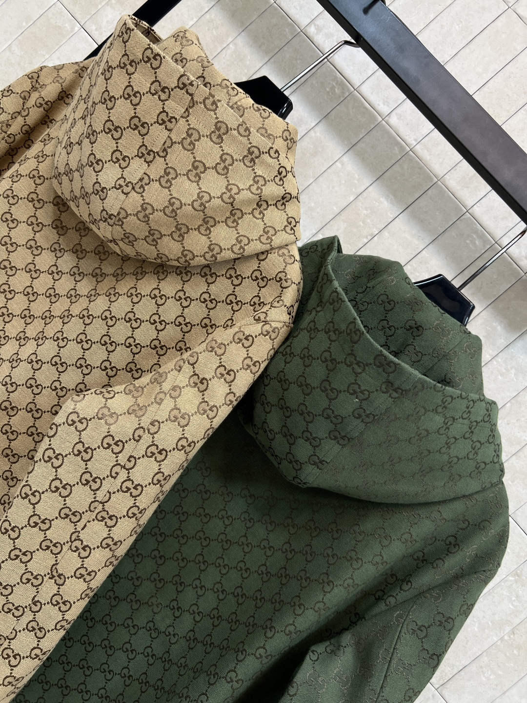 G家 25秋冬新款 双G提花连帽收腰外套 上身简直太绝了 显白显瘦又酷帅 腰间采用松紧抽绳收腰设计 潮酷