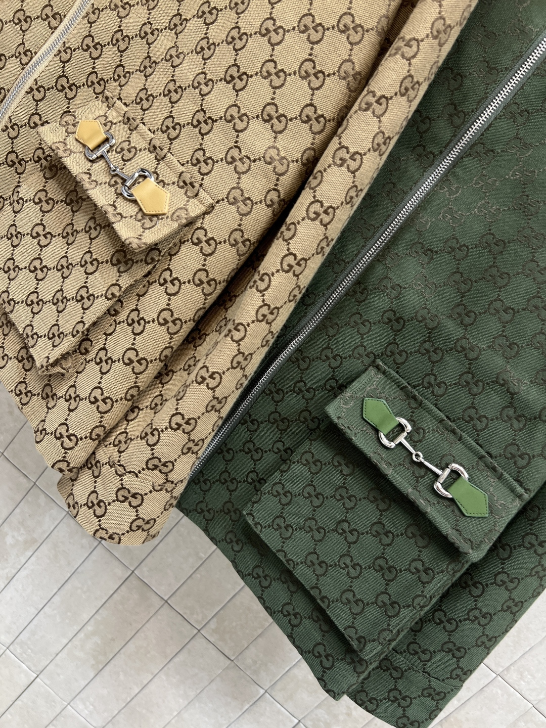 G家 25秋冬新款 双G提花连帽收腰外套 上身简直太绝了 显白显瘦又酷帅 腰间采用松紧抽绳收腰设计 潮酷