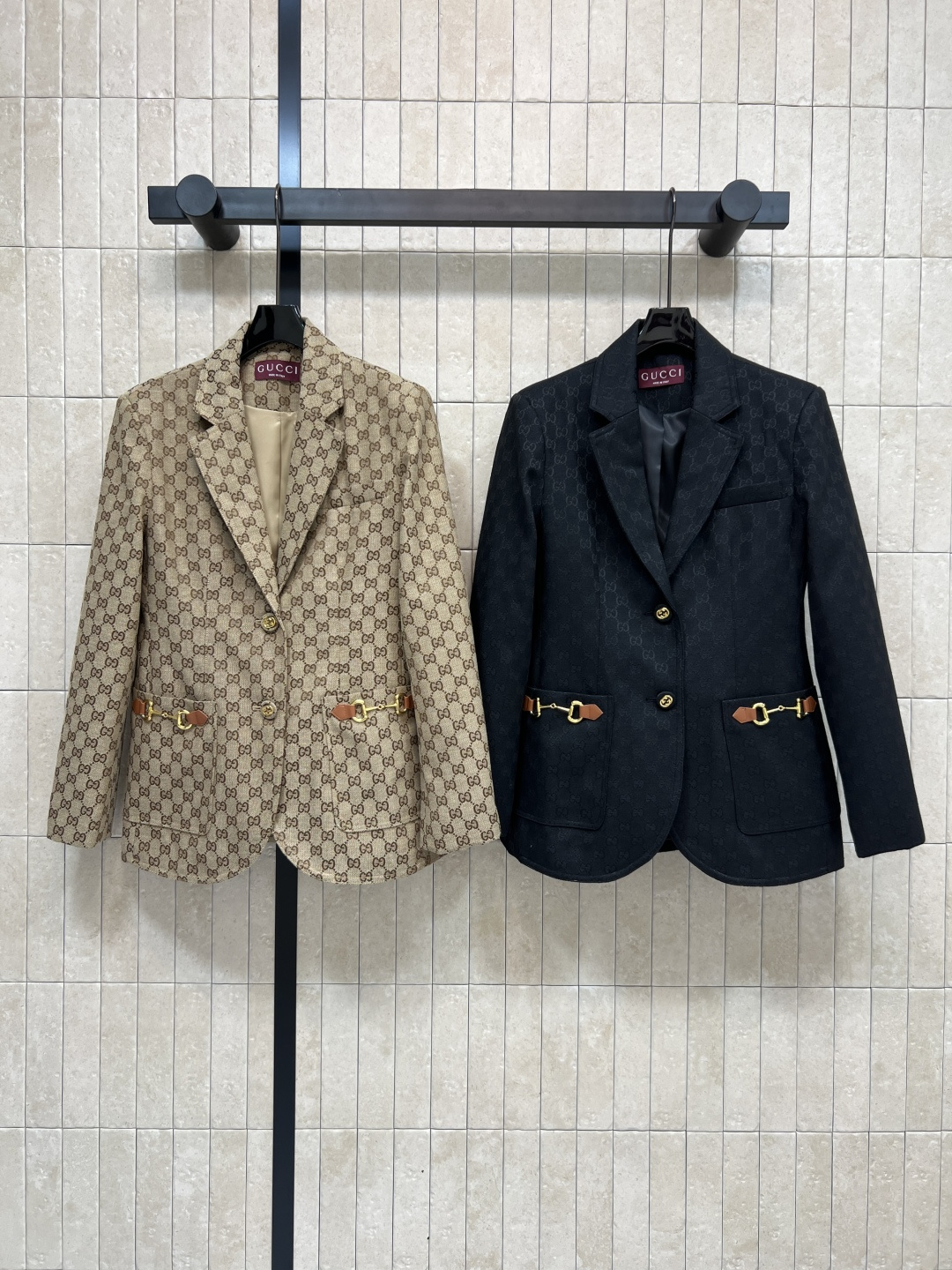 NO:498477,G Home 25 autumn and winter new style, double G jacquard suit jacket suitable for wearing in all occasions, instantly lifted temperament, super temperament, with aura, fit style, automatic slim and high-end tailoring, customized double G gold buckle embellishment, luxurious and fashionable, loose and slimming, outstanding upper body, very comfortable with trousers, commuting every day, two colors and three-code Size/S-M-L,, gucci, jackets & coats, business suit, alexander wang19860909G家 25秋冬新款 双G提花西装外套 各种场合都适合穿 秒抬气质 超级有气质 自带气场感 合身的版型 属于自动修身显瘦显高的剪裁 定制双G金扣点缀 奢华时髦 宽松显瘦上身绝绝子 搭配西裤通勤日常都很奈斯 两色三码Size/S-M-L,,gucci,jackets & coats,business suit,alexander wang,Women's clothing