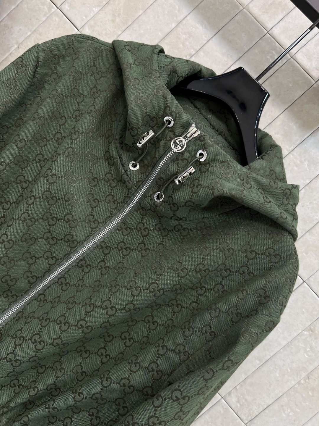 G家 25秋冬新款 双G提花连帽收腰外套 上身简直太绝了 显白显瘦又酷帅 腰间采用松紧抽绳收腰设计 潮酷