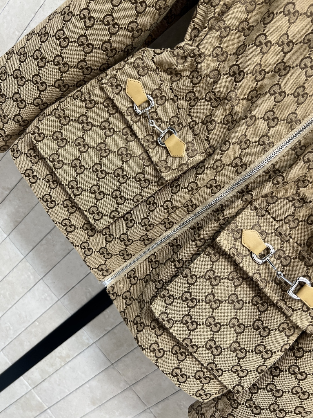 G家 25秋冬新款 双G提花连帽收腰外套 上身简直太绝了 显白显瘦又酷帅 腰间采用松紧抽绳收腰设计 潮酷