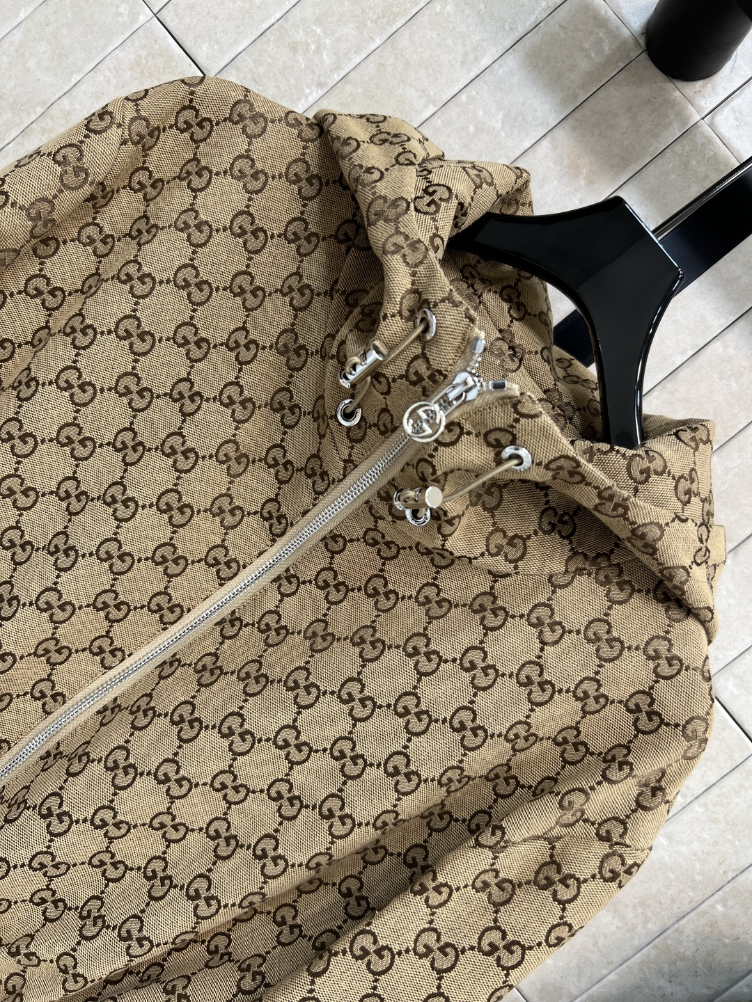 G家 25秋冬新款 双G提花连帽收腰外套 上身简直太绝了 显白显瘦又酷帅 腰间采用松紧抽绳收腰设计 潮酷