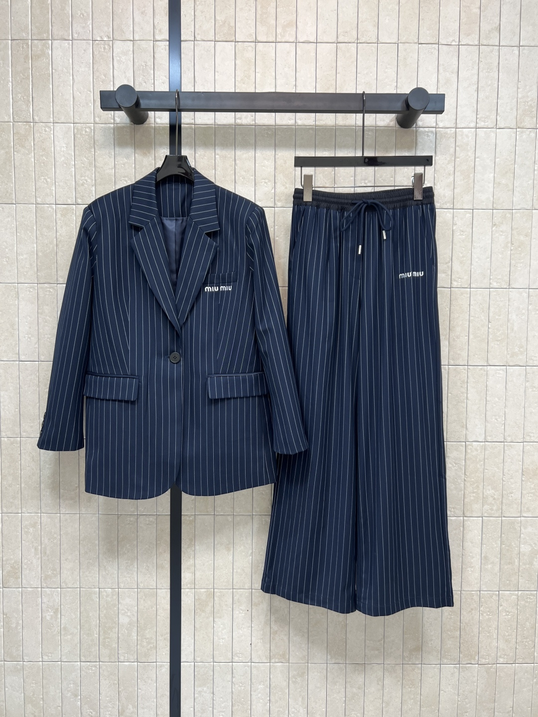 NO:498501,Jacket trousers MIu Home 25 early autumn new style Classic striped suit Lapel loose suit jacket + high-waist casual pants Loose and comfortable style Elegant and not dull. Matched with shirts Temperament UP style without limitation Classic and trendy All you wear is street fashion style Easy to create fashionable long legs Commuting and leisure essential versatile items One color Three-code Size/S-M-L, Miumiu, jackets & coats, Shirts, business suit, alexander wang19860909外套长裤MIu家 25早秋新款 经典条纹西装套装 翻领宽松西服外套+高腰休闲裤 宽松舒适的版型 儒雅又不显沉闷 搭配衬衫 气质UP风格无局限 经典不失潮流 随便一穿都是街头时尚范 轻松打造时髦大长腿 通勤休闲必备百搭单品一色三码Size/S-M-L,,miumiu,jackets & coats,shirts,business suit,alexander wang,Women's clothing