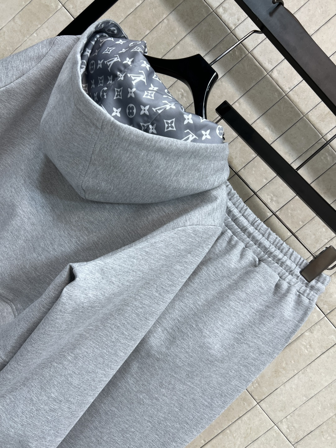 L家 25早秋新款 双面休闲套装 双面穿连帽短款外套+高腰卫裤 绝绝子一套搭配 一面经典纯色 一面经典钱