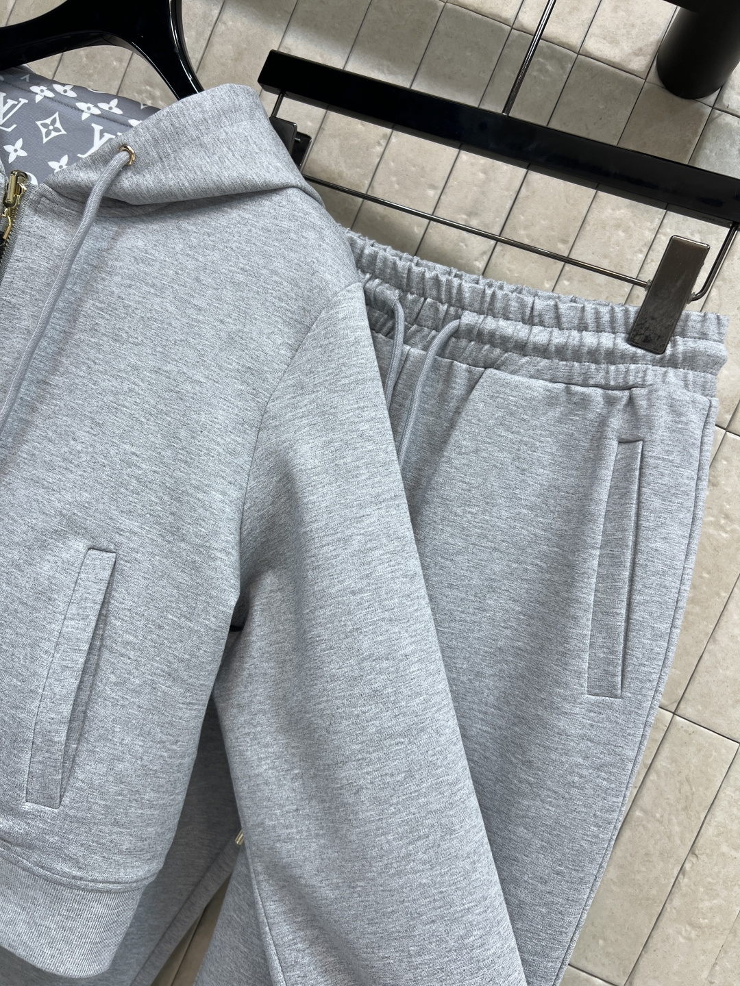 L家 25早秋新款 双面休闲套装 双面穿连帽短款外套+高腰卫裤 绝绝子一套搭配 一面经典纯色 一面经典钱