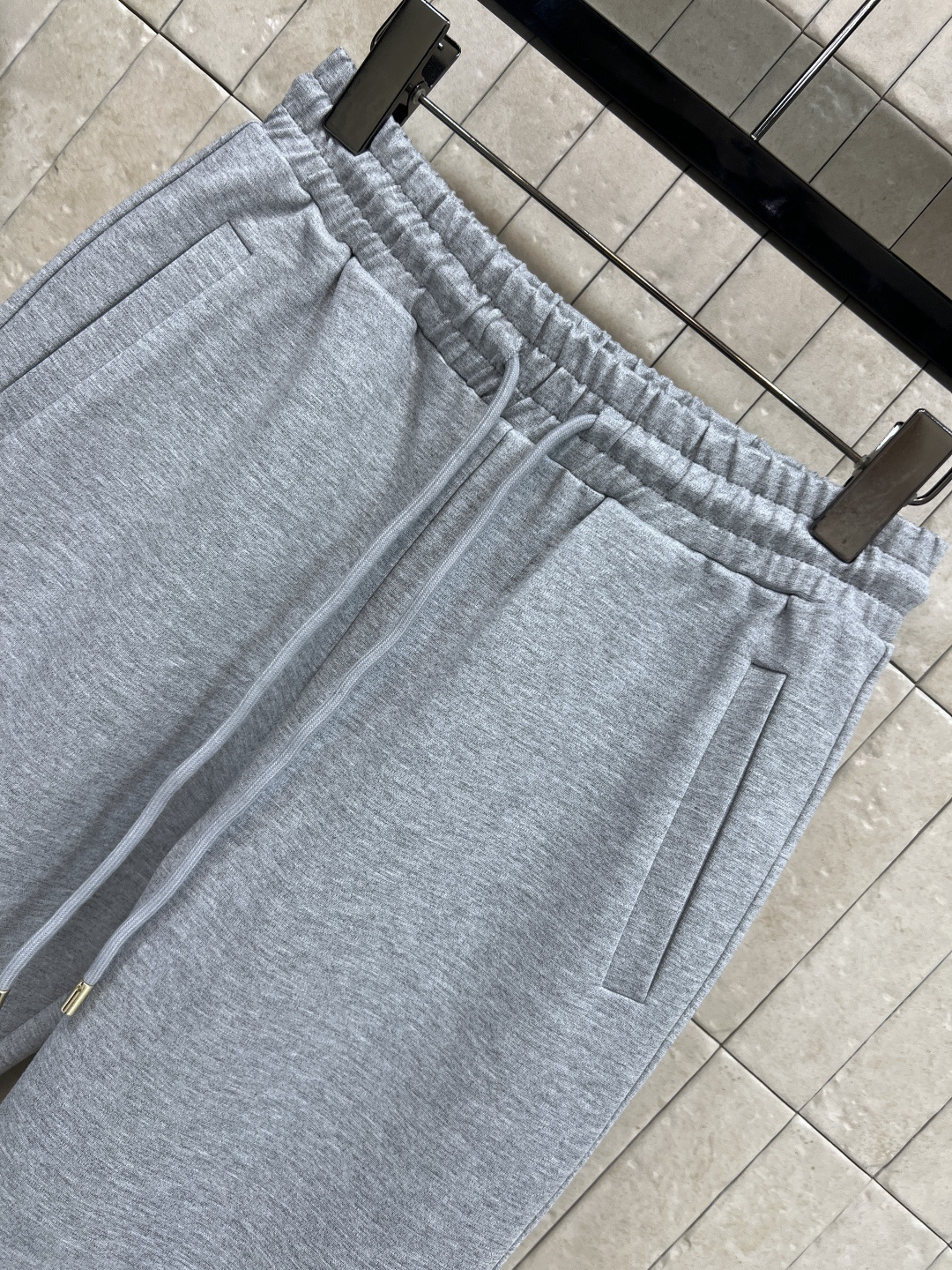 L家 25早秋新款 双面休闲套装 双面穿连帽短款外套+高腰卫裤 绝绝子一套搭配 一面经典纯色 一面经典钱