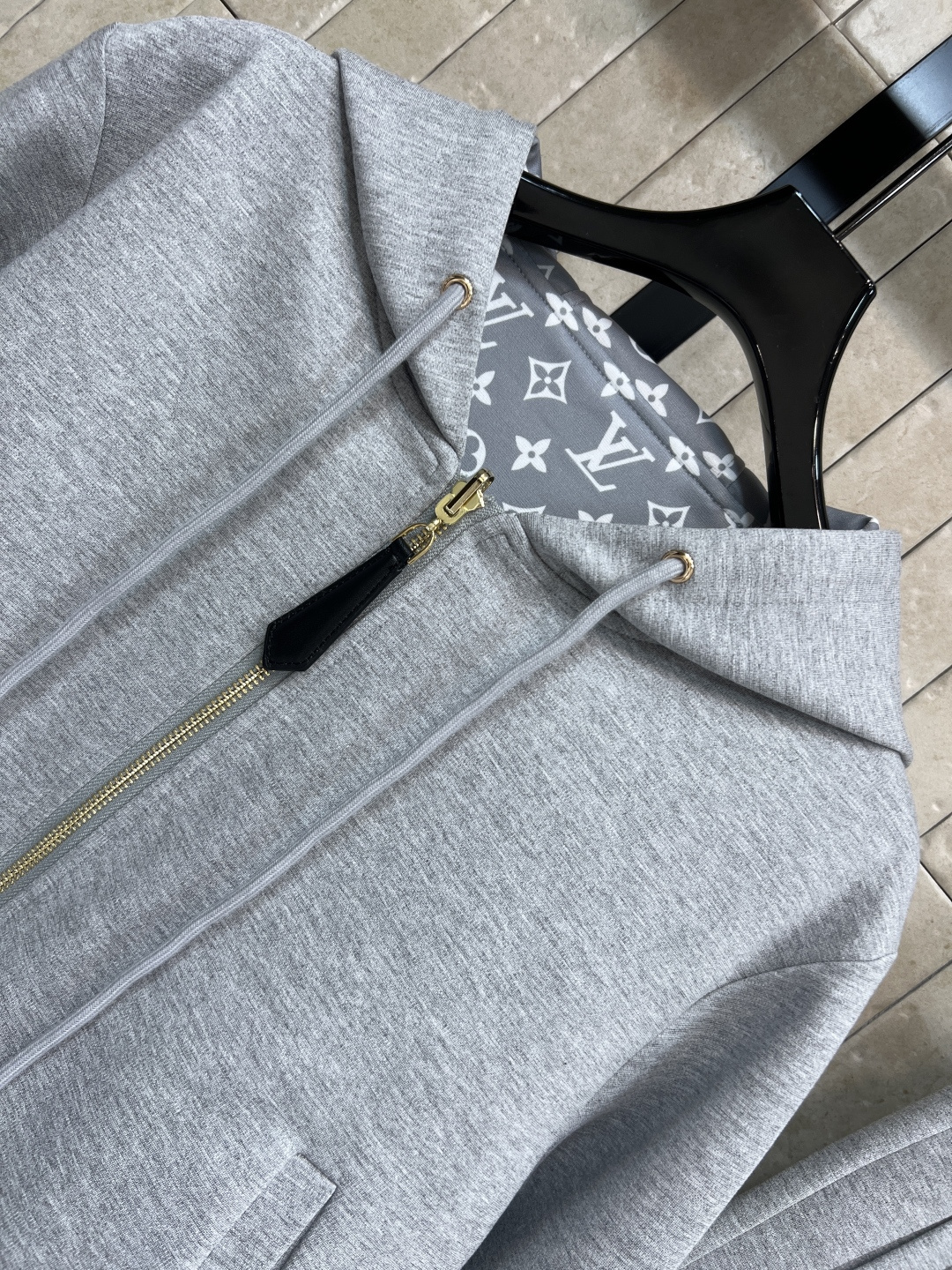 L家 25早秋新款 双面休闲套装 双面穿连帽短款外套+高腰卫裤 绝绝子一套搭配 一面经典纯色 一面经典钱