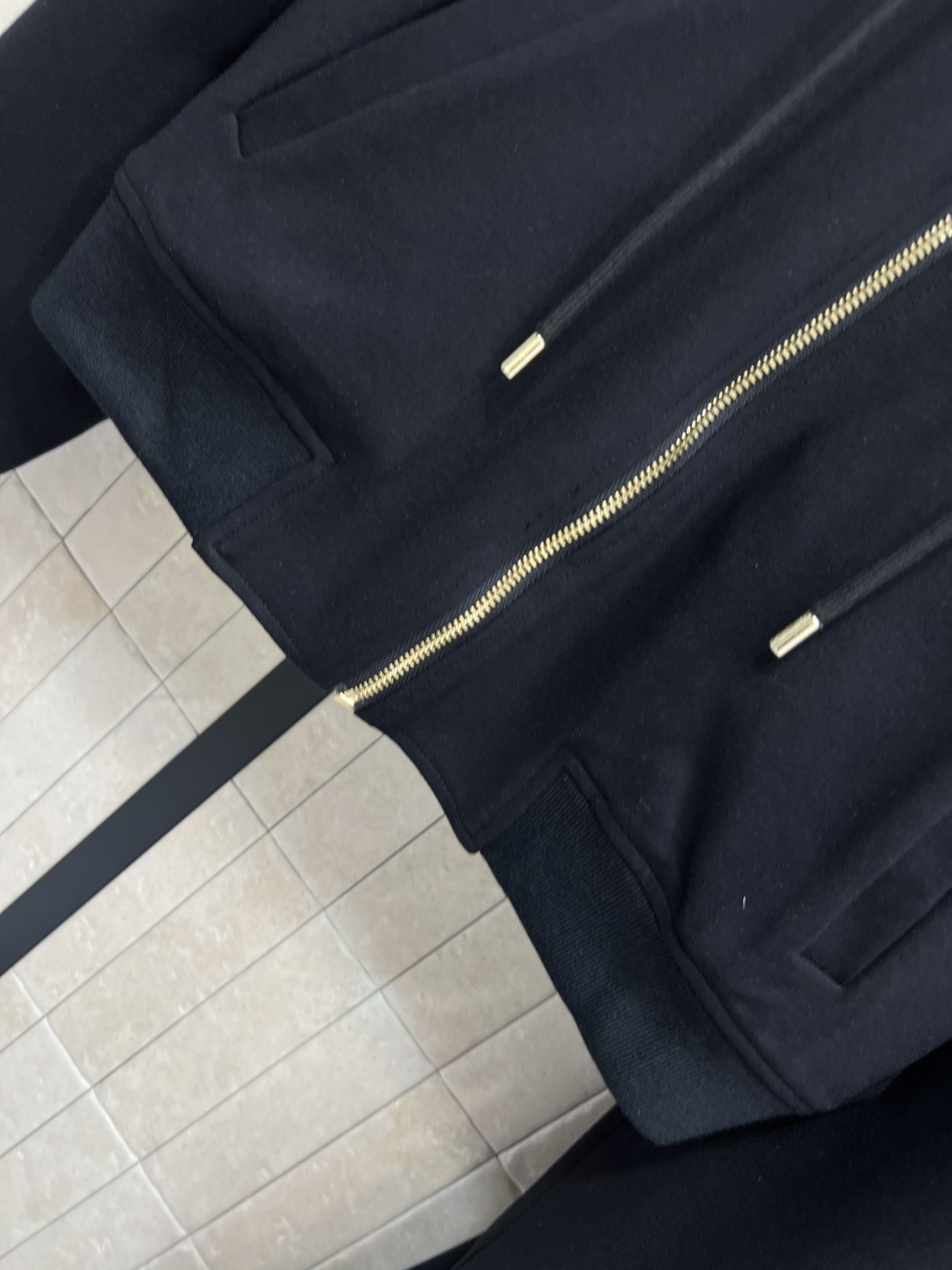 L家 25早秋新款 双面休闲套装 双面穿连帽短款外套+高腰卫裤 绝绝子一套搭配 一面经典纯色 一面经典钱