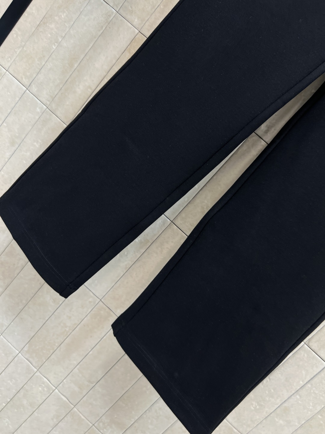 L家 25早秋新款 双面休闲套装 双面穿连帽短款外套+高腰卫裤 绝绝子一套搭配 一面经典纯色 一面经典钱