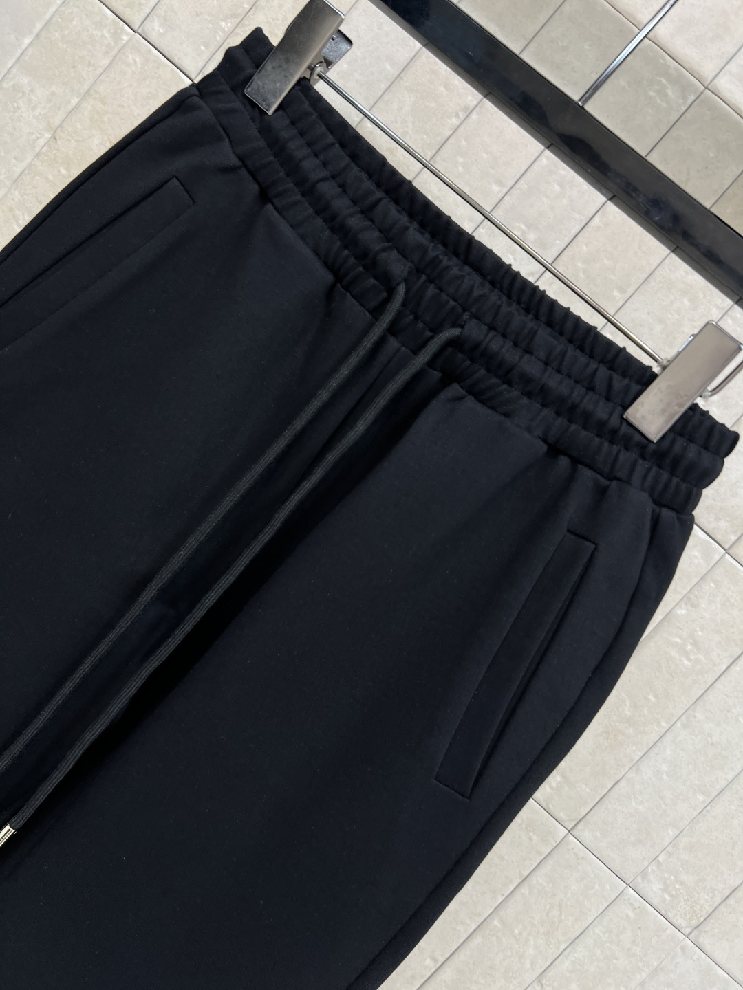 L家 25早秋新款 双面休闲套装 双面穿连帽短款外套+高腰卫裤 绝绝子一套搭配 一面经典纯色 一面经典钱