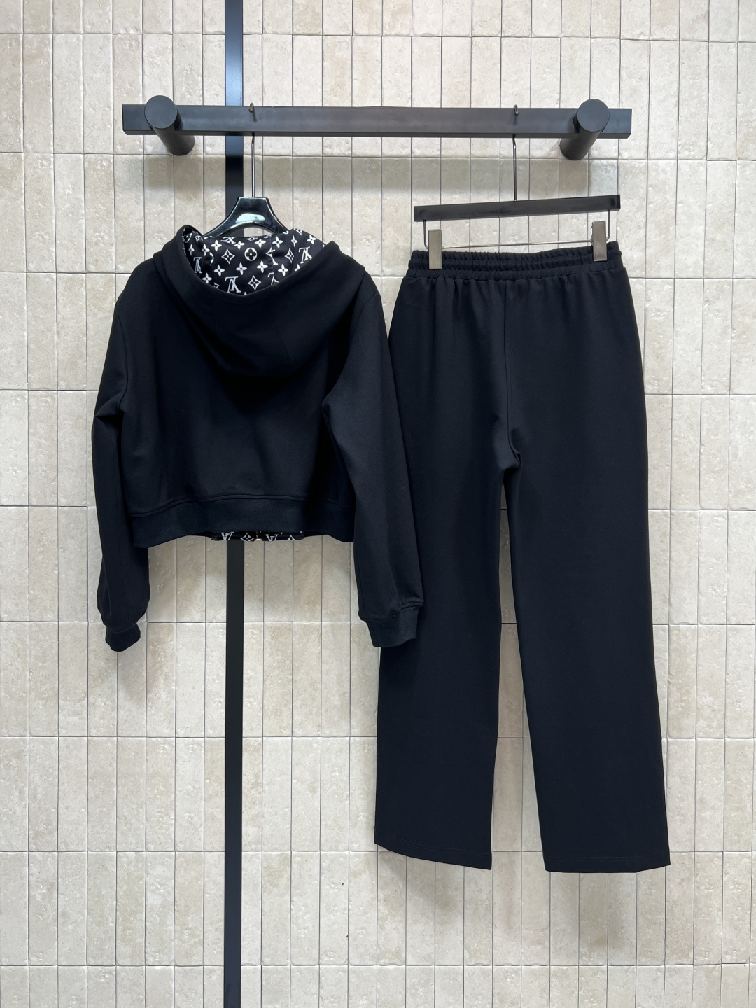L家 25早秋新款 双面休闲套装 双面穿连帽短款外套+高腰卫裤 绝绝子一套搭配 一面经典纯色 一面经典钱