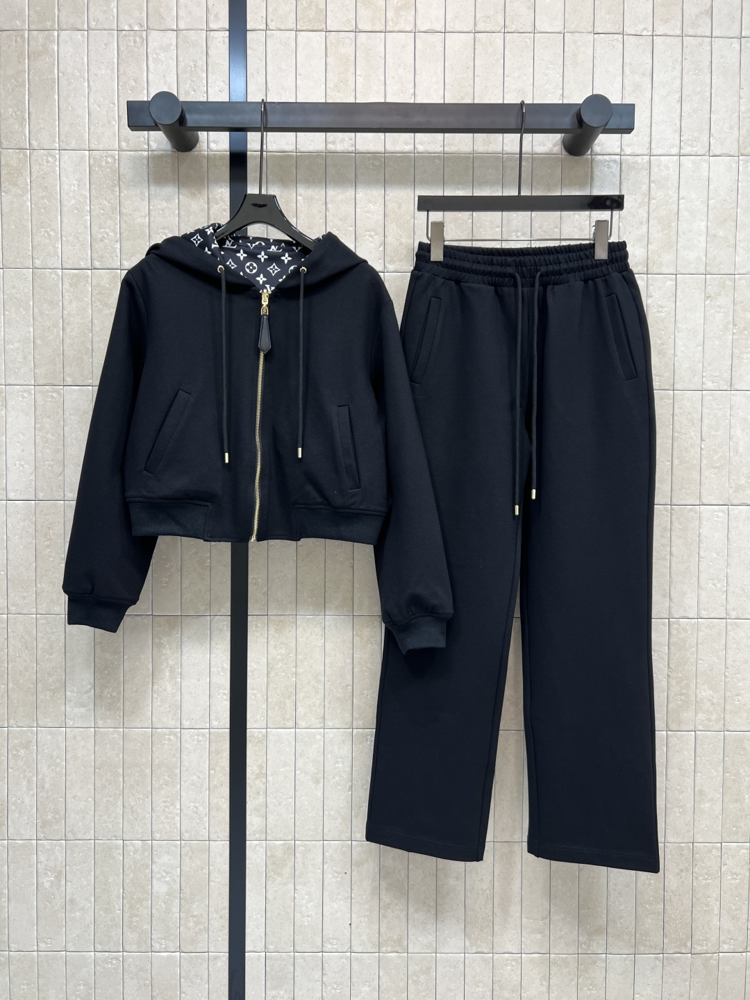 NO:498520,L family 25 early autumn new style, double-sided casual suit, double-sided hooded short jacket + high-waisted trousers, Juezi's one set of matching, one side of classic solid color, one side of classic coin presbyopia, has super high recognition and easy to get fashionable style, short top with high-waist pants, the upper body is 1.8 meters tall, one set for sale, two colors and three codes Size/S-M-L,, louis vuitton, jackets & coats,hats,alexander wang19860909L家 25早秋新款 双面休闲套装 双面穿连帽短款外套+高腰卫裤 绝绝子一套搭配 一面经典纯色 一面经典钱币老花图案 拥有超高辨识度并且轻松get到时髦范 短款的上衣搭配高腰裤子 上身就是一米八模特身材 一套出售 两色三码 Size/S-M-L,,louis vuitton,jackets & coats,hats,alexander wang,Women's clothing