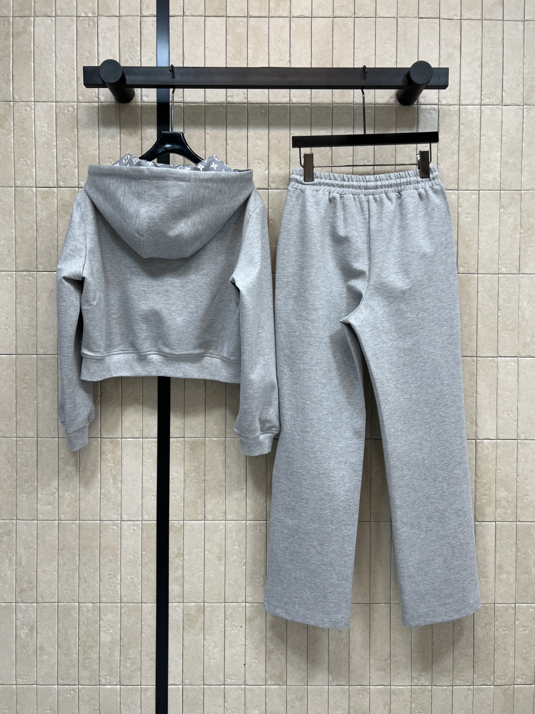 L家 25早秋新款 双面休闲套装 双面穿连帽短款外套+高腰卫裤 绝绝子一套搭配 一面经典纯色 一面经典钱