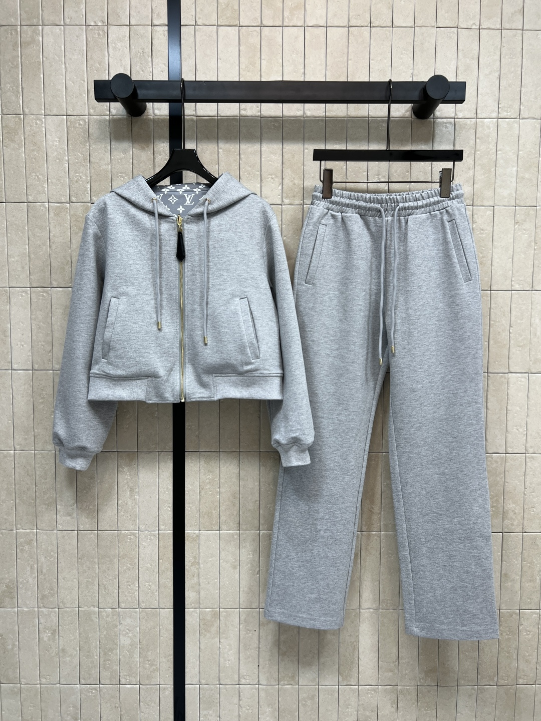 NO:498512,L family 25 early autumn new style, double-sided casual suit, double-sided hooded short jacket + high-waisted trousers, Juezi's one set of matching, one side of classic solid color, one side of classic coin presbyopia, has super high recognition and easy to get fashionable style, short top with high-waist pants, the upper body is 1.8 meters tall, one set for sale, two colors and three codes Size/S-M-L,, louis vuitton, jackets & coats,hats,alexander wang19860909L家 25早秋新款 双面休闲套装 双面穿连帽短款外套+高腰卫裤 绝绝子一套搭配 一面经典纯色 一面经典钱币老花图案 拥有超高辨识度并且轻松get到时髦范 短款的上衣搭配高腰裤子 上身就是一米八模特身材 一套出售 两色三码 Size/S-M-L,,louis vuitton,jackets & coats,hats,alexander wang,Women's clothing