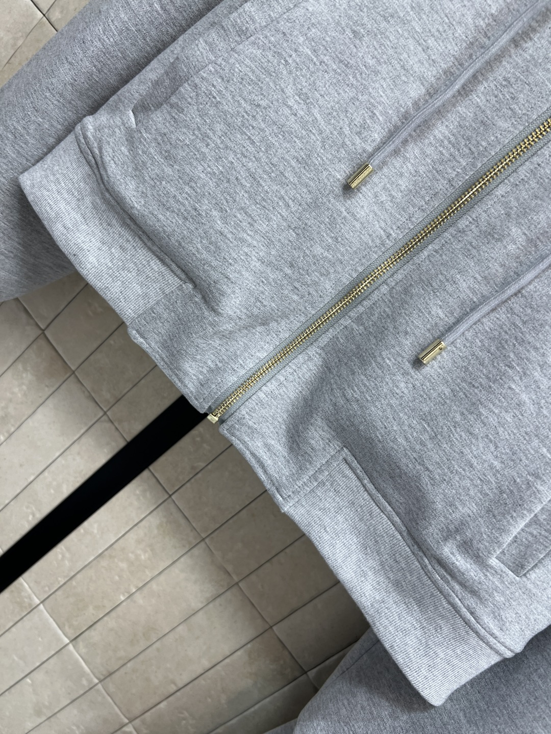 L家 25早秋新款 双面休闲套装 双面穿连帽短款外套+高腰卫裤 绝绝子一套搭配 一面经典纯色 一面经典钱