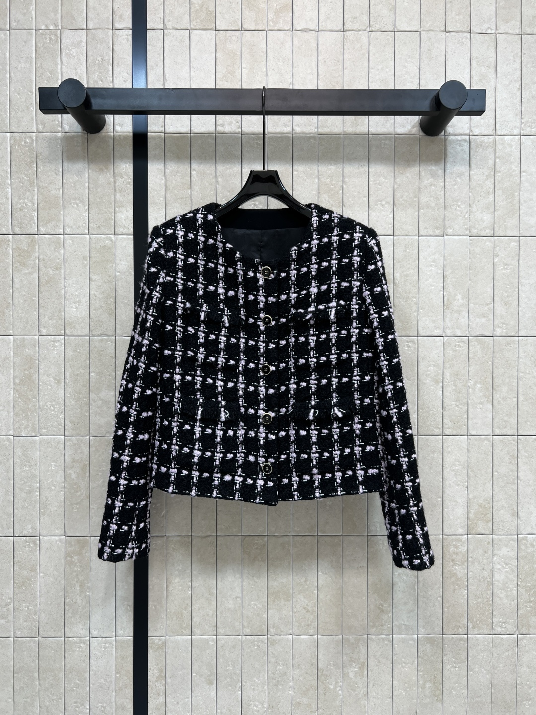 NO:499417,Xiaoxiangjia 25 autumn and winter new style plaid tweed series Round neck short jacket + round neck dress jacket + short skirt A series of matching top body is very elegant, fashionable and high-end tone Original three-dimensional woven plaid tweed fabric Customized logo buckle decoration Heavy craftsmanship plaid tailoring and hand-sewn buttons + linger strip slanting The lining is also customized camellia One color three code Size/36-38-40,,chanel, skirts, jackets & coats,alexander wang19860909小香家 25秋冬新款 格纹粗花呢系列 圆领短款外套+圆领连衣裙外套 +短裙 一系列搭配上身很抬气质 时髦又高级的调调 原版开发立体编织格纹粗花呢面料 定制logo扣饰装饰 重工艺对格剪裁和手工缝制纽扣+琏条摆边 里衬也是定制的山茶花 一色三码 Size/36-38-40,,chanel,skirts,jackets & coats,alexander wang,Women's clothing