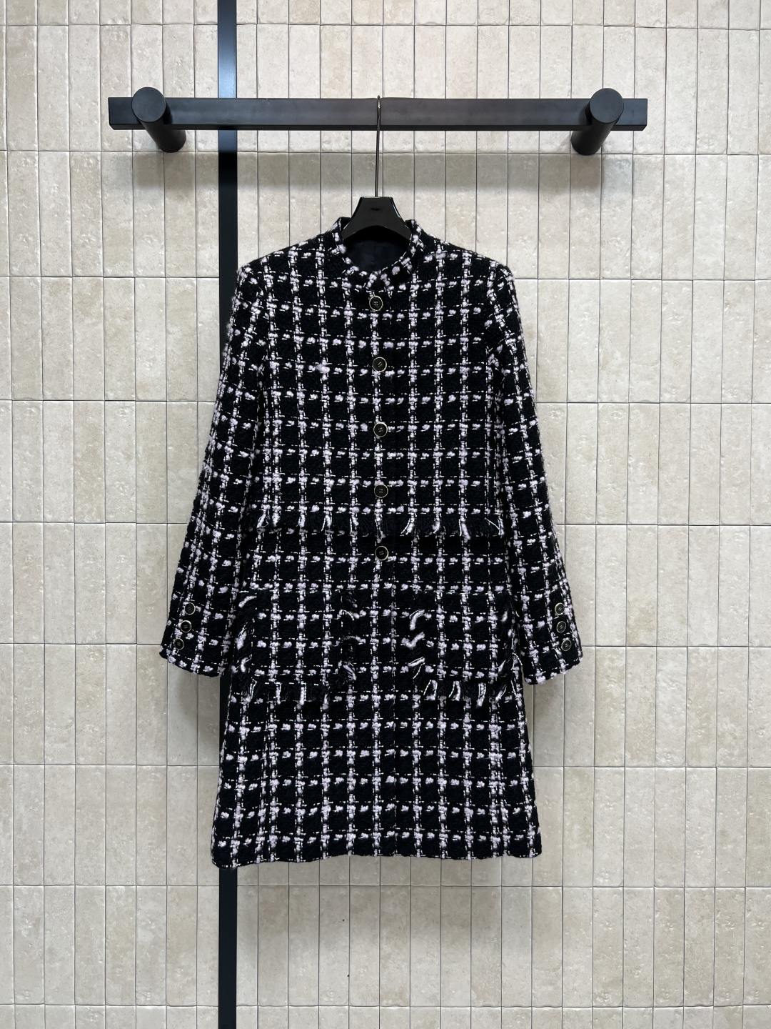 NO:499423,Xiaoxiangjia 25 autumn and winter new style plaid tweed series Round neck short jacket + round neck dress jacket + short skirt A series of matching top body is very elegant, fashionable and high-end tone Original three-dimensional woven plaid tweed fabric Customized logo buckle decoration Heavy craftsmanship plaid tailoring and hand-sewn buttons + linger strip slanting The lining is also customized camellia One color three code Size/36-38-40,,chanel, skirts, jackets & coats,alexander wang19860909小香家 25秋冬新款 格纹粗花呢系列 圆领短款外套+圆领连衣裙外套 +短裙 一系列搭配上身很抬气质 时髦又高级的调调 原版开发立体编织格纹粗花呢面料 定制logo扣饰装饰 重工艺对格剪裁和手工缝制纽扣+琏条摆边 里衬也是定制的山茶花 一色三码 Size/36-38-40,,chanel,skirts,jackets & coats,alexander wang,Women's clothing