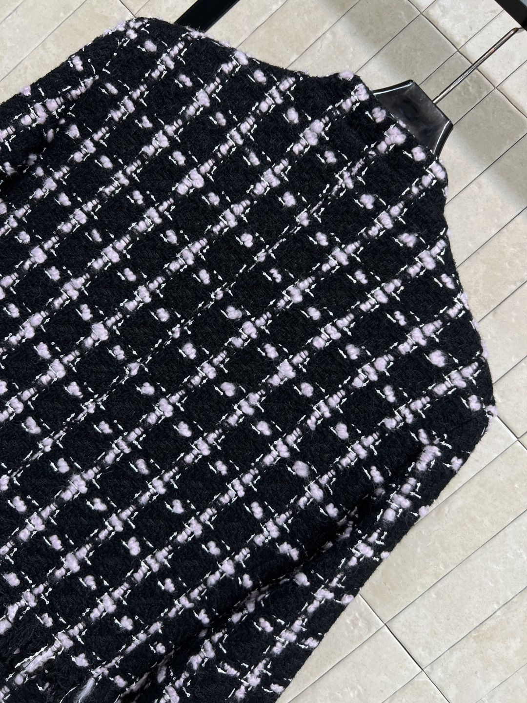 小香家 25秋冬新款 格纹粗花呢系列 圆领短款外套+圆领连衣裙外套 +短裙 一系列搭配上身很抬气质 时髦