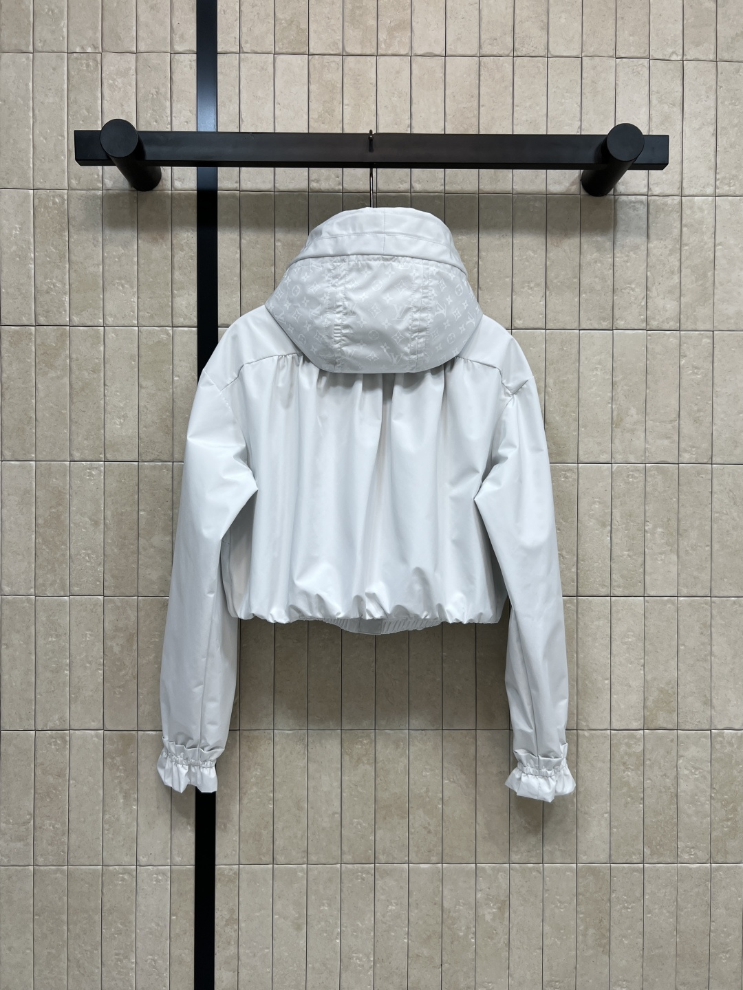 L家 25秋冬新款 连帽拼接老花夹克外套 浅浅的灰白色超好看 拼接同色老花若隐若现的图案 低调又不失个性