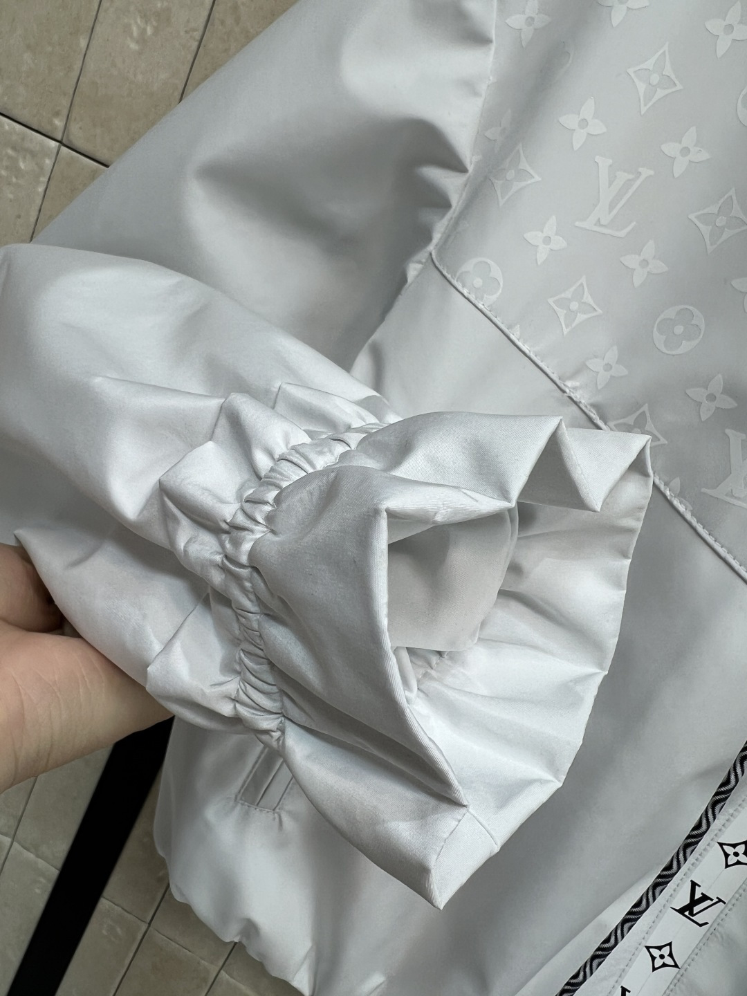 L家 25秋冬新款 连帽拼接老花夹克外套 浅浅的灰白色超好看 拼接同色老花若隐若现的图案 低调又不失个性