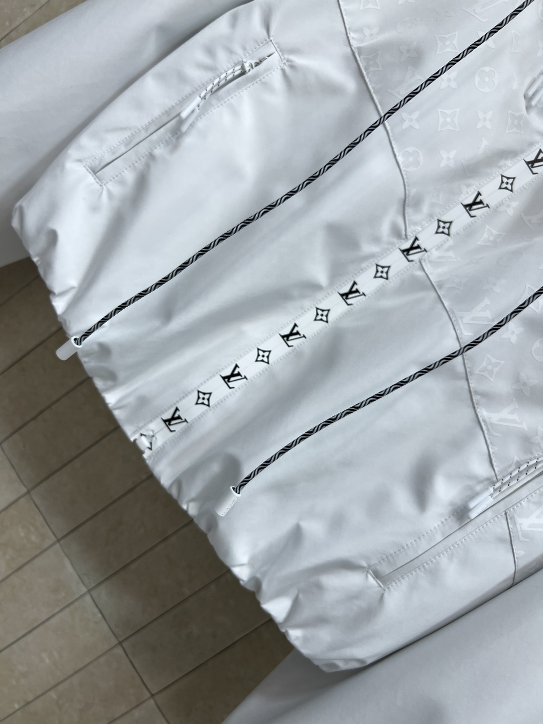 L家 25秋冬新款 连帽拼接老花夹克外套 浅浅的灰白色超好看 拼接同色老花若隐若现的图案 低调又不失个性