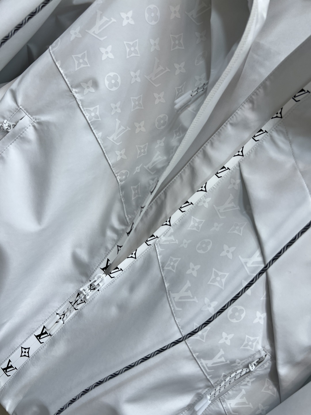 L家 25秋冬新款 连帽拼接老花夹克外套 浅浅的灰白色超好看 拼接同色老花若隐若现的图案 低调又不失个性