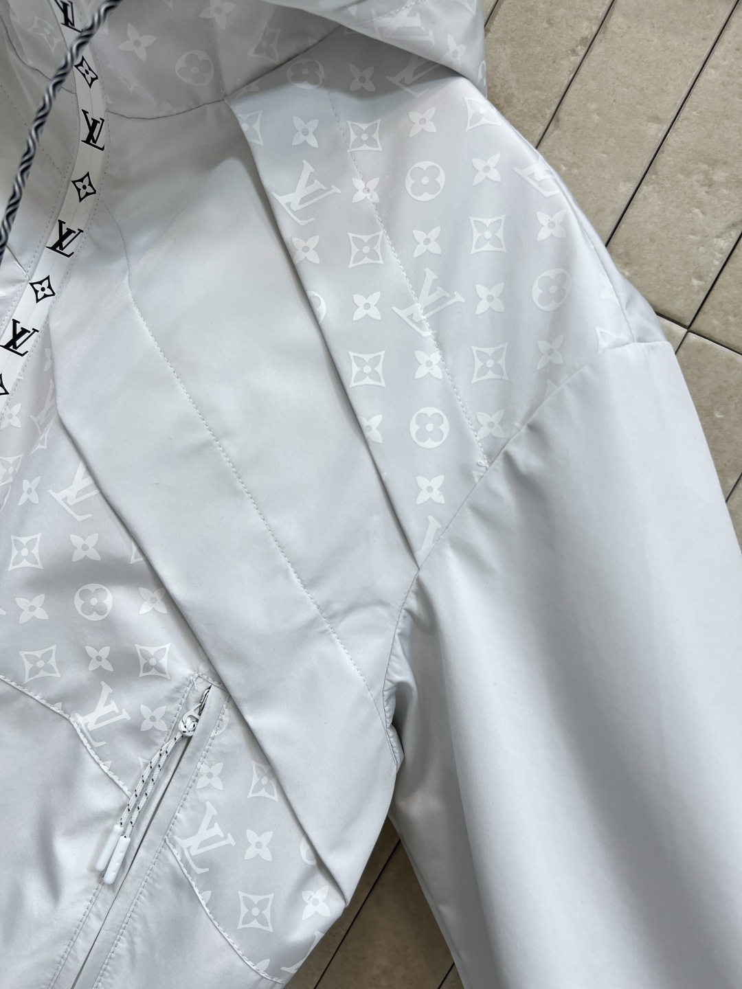 L家 25秋冬新款 连帽拼接老花夹克外套 浅浅的灰白色超好看 拼接同色老花若隐若现的图案 低调又不失个性