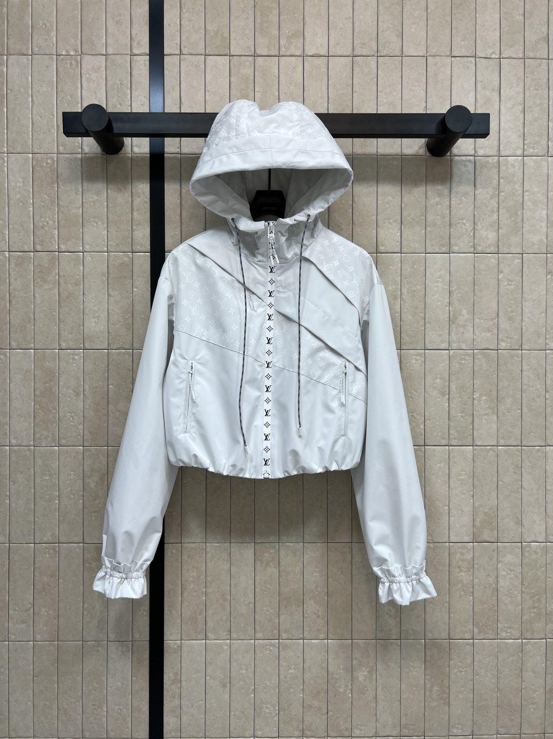 NO:499409,L family 25 autumn and winter new style hooded prescription jacket, light gray and white, super beautiful, spliced ​​presbyopia, looming pattern of the same color, low-key and sexy, hooded short waist-hugging + elastic lace cuff design, super handsome and fashionable waist-body body, three-code one color Size/S-M-L,,louis vuitton, jackets & coats, jackets & coats,hats,alexander wang19860909L家 25秋冬新款 连帽拼接老花夹克外套 浅浅的灰白色超好看 拼接同色老花若隐若现的图案 低调又不失个性感 连帽短款收腰+松紧花边袖口设计设计 超显腰身上身帅气又时尚 一色三码 Size/S-M-L,,louis vuitton,jackets & coats,jackets & coats,hats,alexander wang,Women's clothing