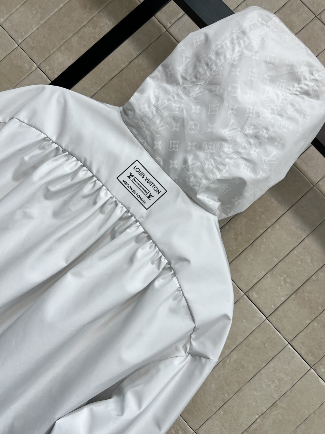 L家 25秋冬新款 连帽拼接老花夹克外套 浅浅的灰白色超好看 拼接同色老花若隐若现的图案 低调又不失个性