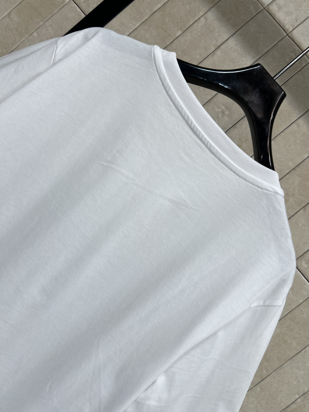 L家 25早秋新款 猫咪卡通印花短袖T恤 经典的小宽松版型 上身百搭不挑人 进口纯棉面料 质感舒适透气 