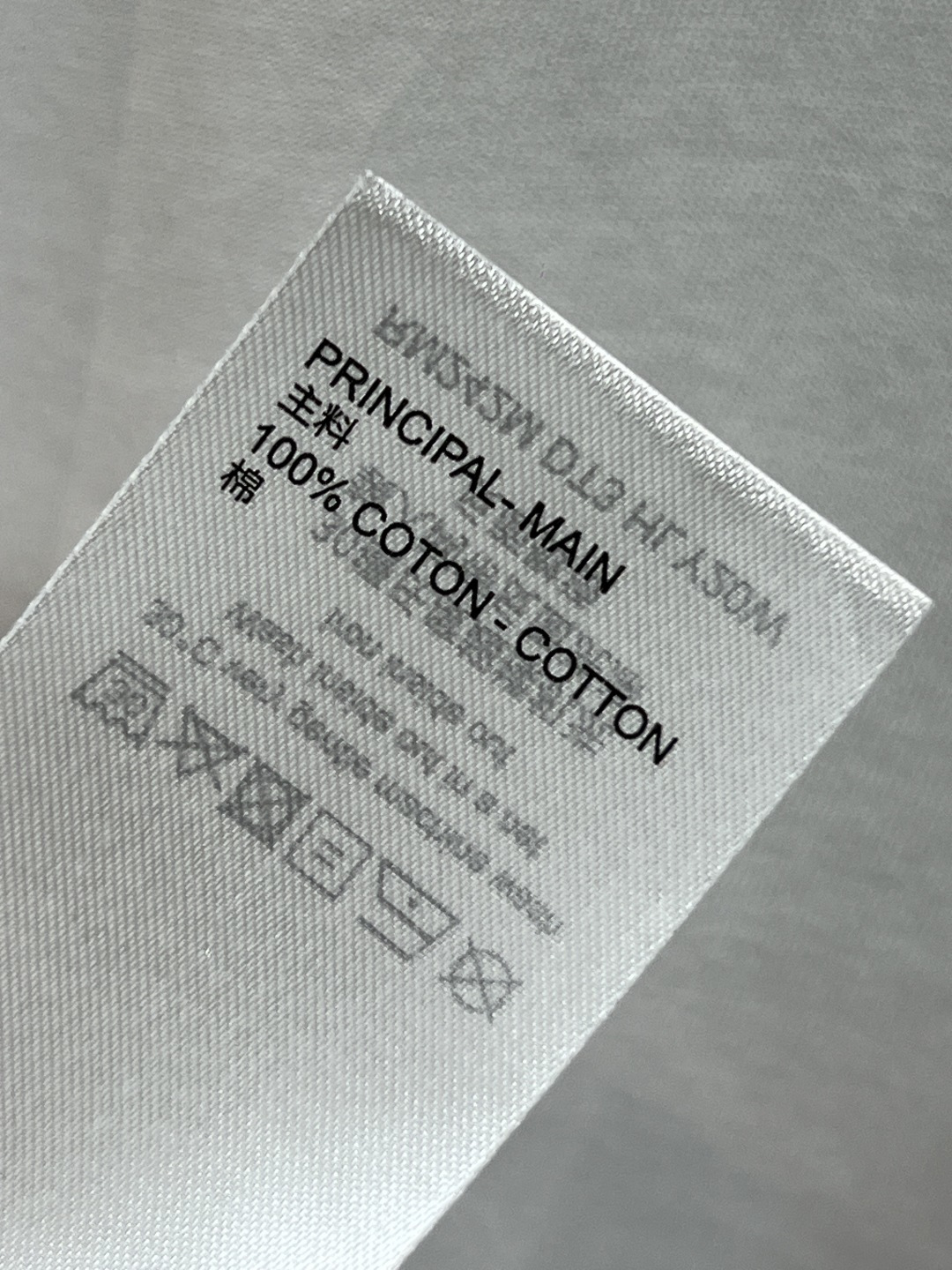 L家 25早秋新款 猫咪卡通印花短袖T恤 经典的小宽松版型 上身百搭不挑人 进口纯棉面料 质感舒适透气 