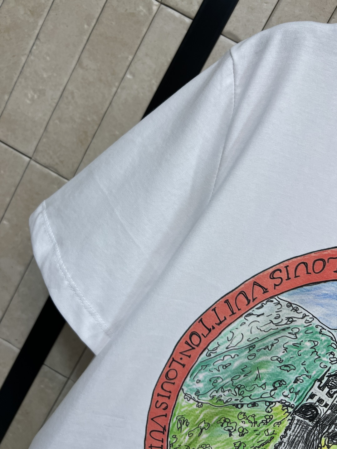 L家 25早秋新款 猫咪卡通印花短袖T恤 经典的小宽松版型 上身百搭不挑人 进口纯棉面料 质感舒适透气 