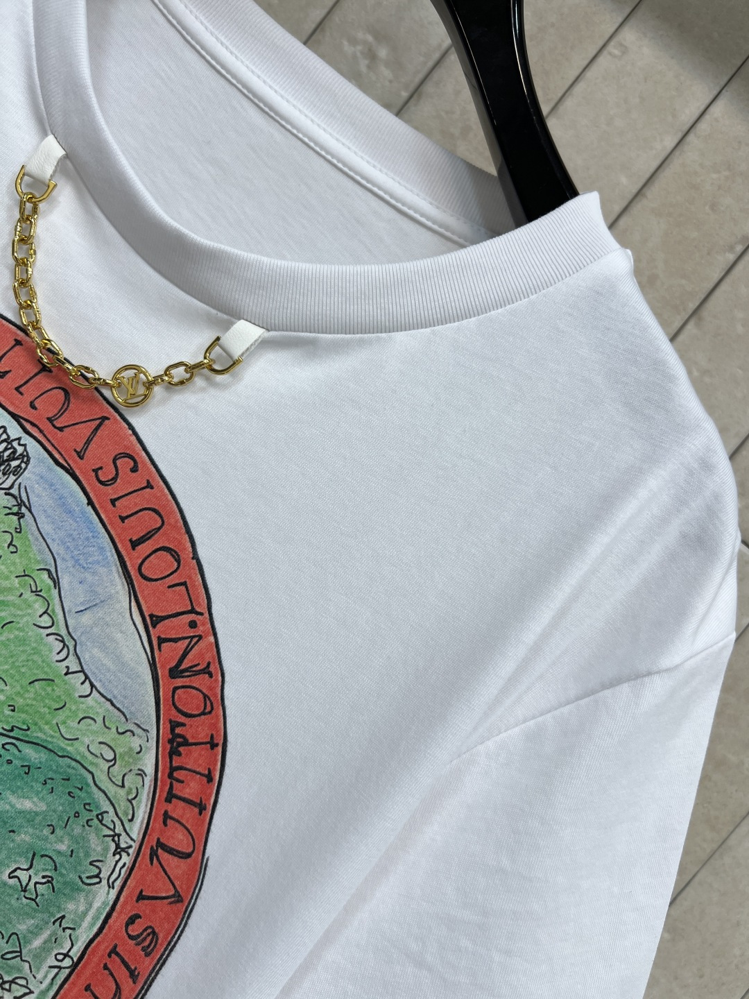 L家 25早秋新款 猫咪卡通印花短袖T恤 经典的小宽松版型 上身百搭不挑人 进口纯棉面料 质感舒适透气 