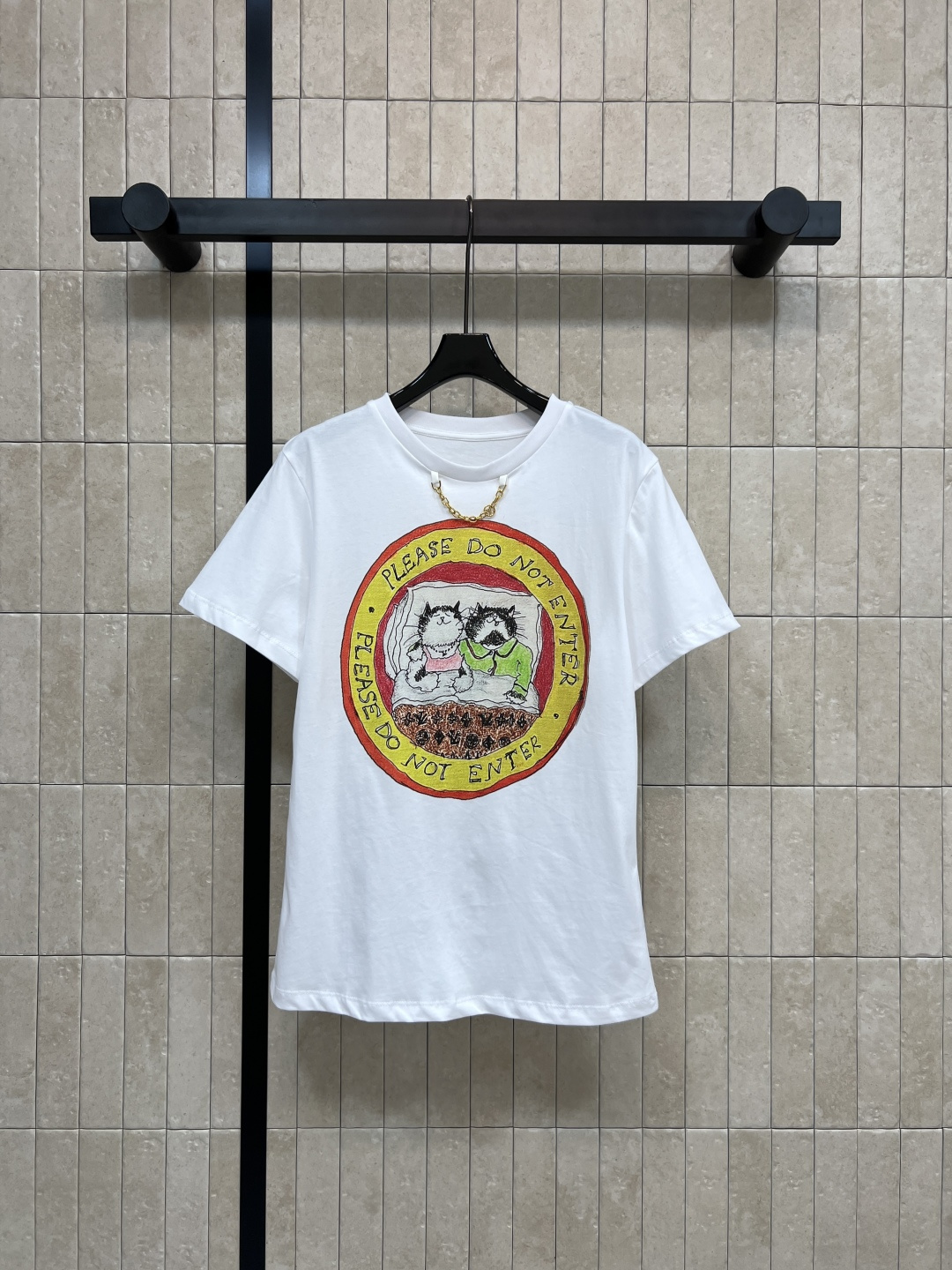 NO:499424,L Home 25 Early Autumn New Cat Cartoon Printed Short-Sleeve T-shirt Classic Small Loose Style Upper Body Versatile Not Picky Imported Cotton Fabric Texture Comfortable and Breathable Cartoon Cat Printed Pattern Trendy and Fashion Customized Hardware Chain Decoration Three Colors and Three Codes Size/S-M-L,,louis vuitton,T-shirt,tees,t-shirt,alexander wang19860909L家 25早秋新款 猫咪卡通印花短袖T恤 经典的小宽松版型 上身百搭不挑人 进口纯棉面料 质感舒适透气 卡通猫咪印花图案潮流又时尚 定制五金链条装饰 三色三码 Size/S-M-L,,louis vuitton,T-shirt,tees，t-shirt,alexander wang,Women's clothing