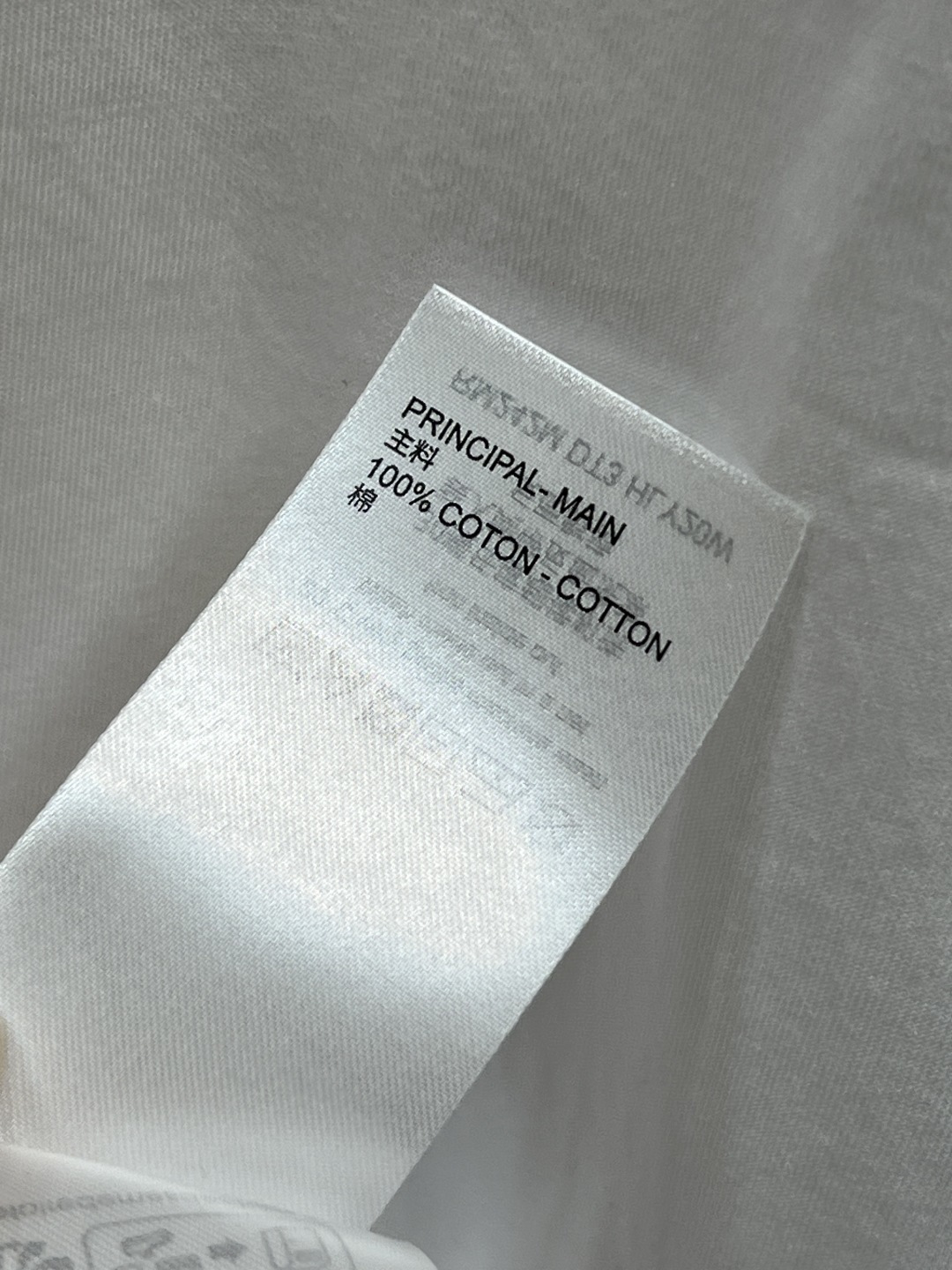 L家 25早秋新款 猫咪卡通印花短袖T恤 经典的小宽松版型 上身百搭不挑人 进口纯棉面料 质感舒适透气 