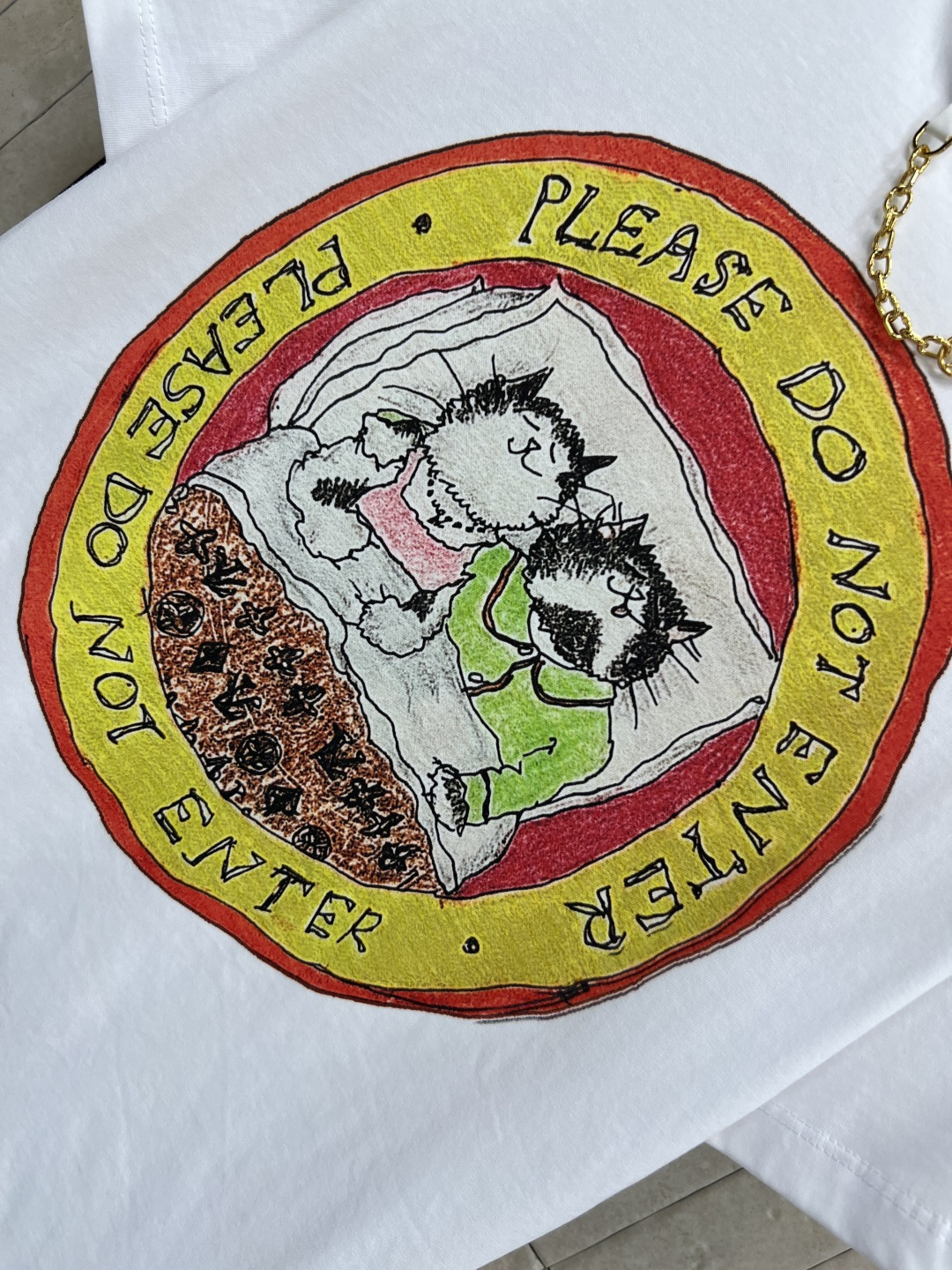 L家 25早秋新款 猫咪卡通印花短袖T恤 经典的小宽松版型 上身百搭不挑人 进口纯棉面料 质感舒适透气 