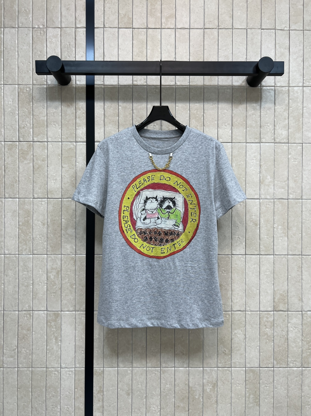 NO:499421,L Home 25 Early Autumn New Cat Cartoon Printed Short-Sleeve T-shirt Classic Small Loose Style Upper Body Versatile Not Picky Imported Cotton Fabric Texture Comfortable and Breathable Cartoon Cat Printed Pattern Trendy and Fashion Customized Hardware Chain Decoration Three Colors and Three Codes Size/S-M-L,,louis vuitton,T-shirt,tees,t-shirt,alexander wang19860909L家 25早秋新款 猫咪卡通印花短袖T恤 经典的小宽松版型 上身百搭不挑人 进口纯棉面料 质感舒适透气 卡通猫咪印花图案潮流又时尚 定制五金链条装饰 三色三码 Size/S-M-L,,louis vuitton,T-shirt,tees，t-shirt,alexander wang,Women's clothing