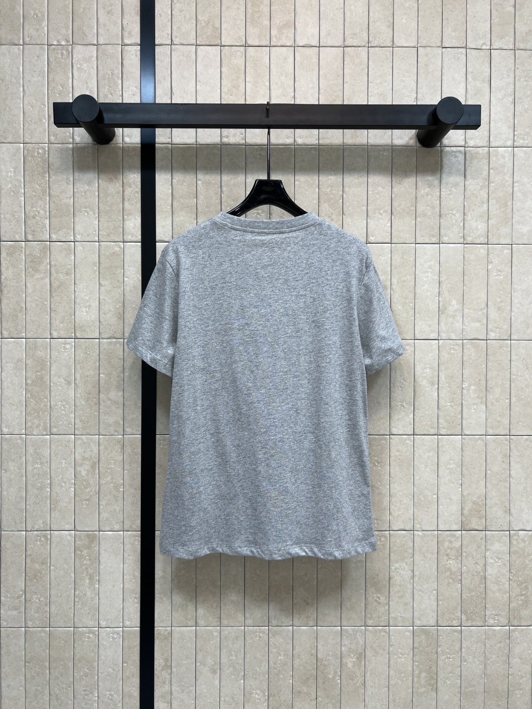 L家 25早秋新款 猫咪卡通印花短袖T恤 经典的小宽松版型 上身百搭不挑人 进口纯棉面料 质感舒适透气 