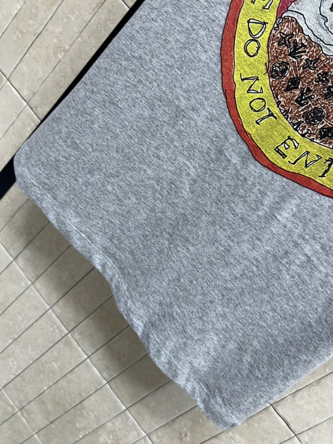 L家 25早秋新款 猫咪卡通印花短袖T恤 经典的小宽松版型 上身百搭不挑人 进口纯棉面料 质感舒适透气 