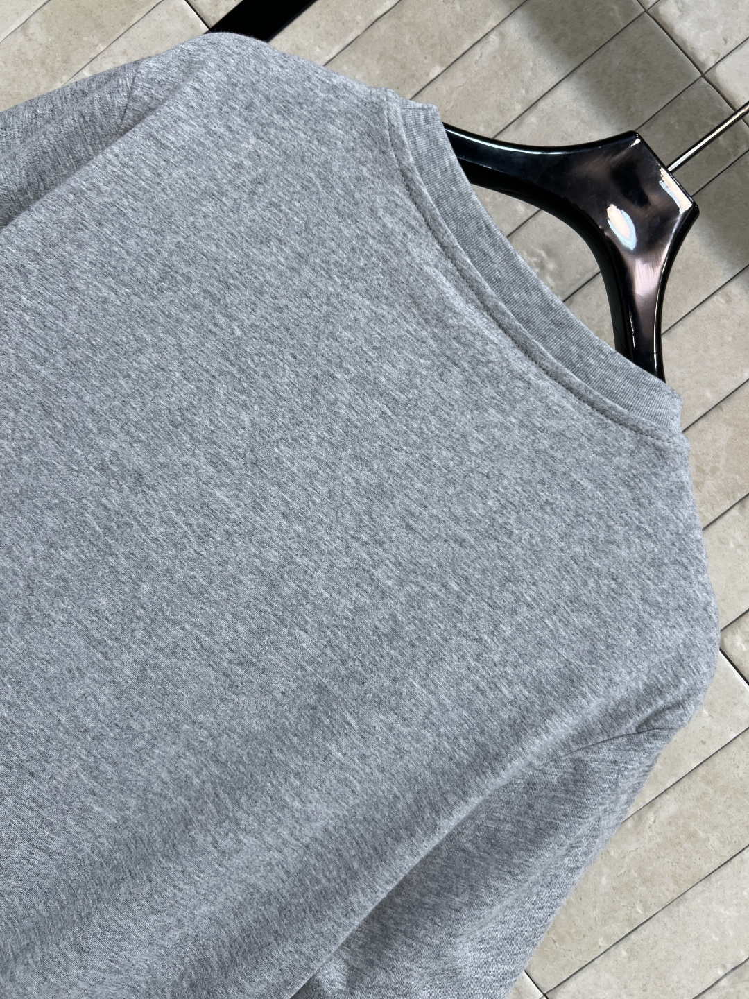 L家 25早秋新款 猫咪卡通印花短袖T恤 经典的小宽松版型 上身百搭不挑人 进口纯棉面料 质感舒适透气 