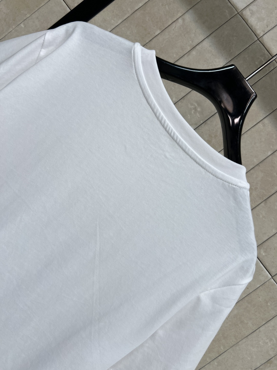 L家 25早秋新款 猫咪卡通印花短袖T恤 经典的小宽松版型 上身百搭不挑人 进口纯棉面料 质感舒适透气 