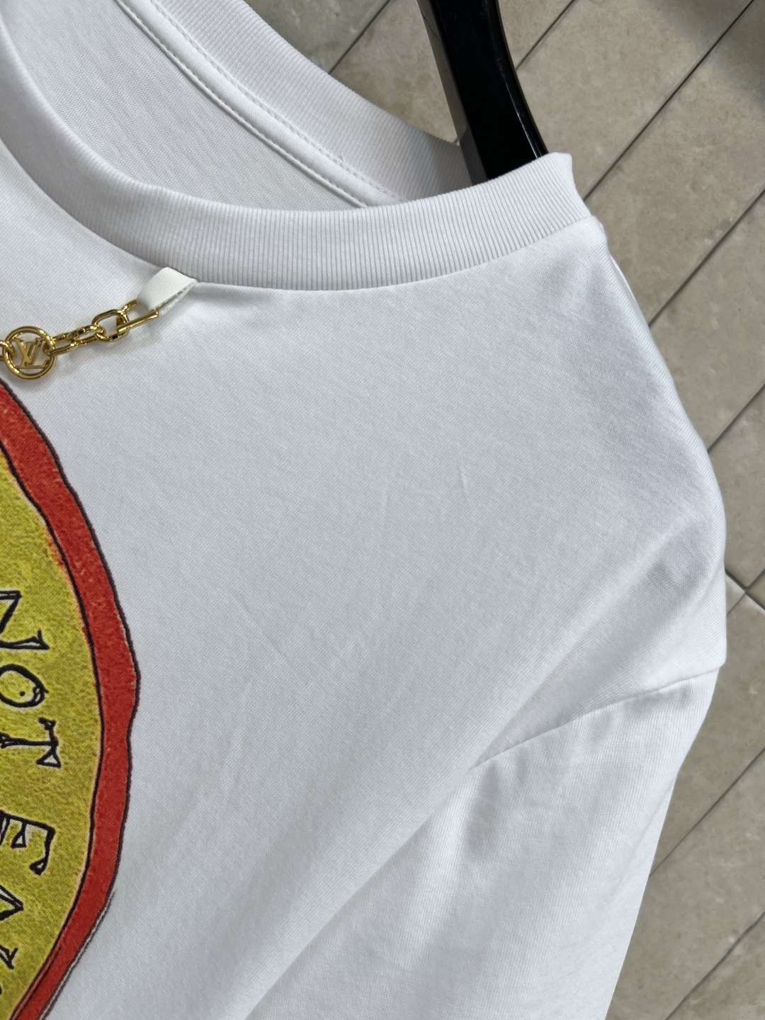 L家 25早秋新款 猫咪卡通印花短袖T恤 经典的小宽松版型 上身百搭不挑人 进口纯棉面料 质感舒适透气 