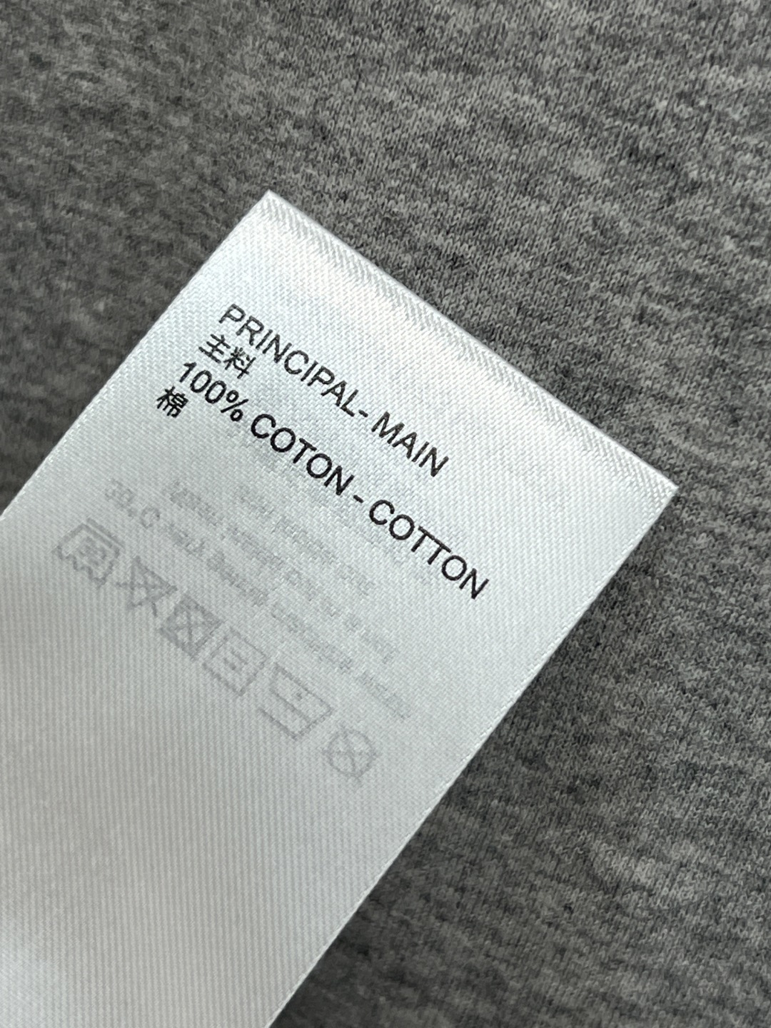 L家 25早秋新款 猫咪卡通印花短袖T恤 经典的小宽松版型 上身百搭不挑人 进口纯棉面料 质感舒适透气 