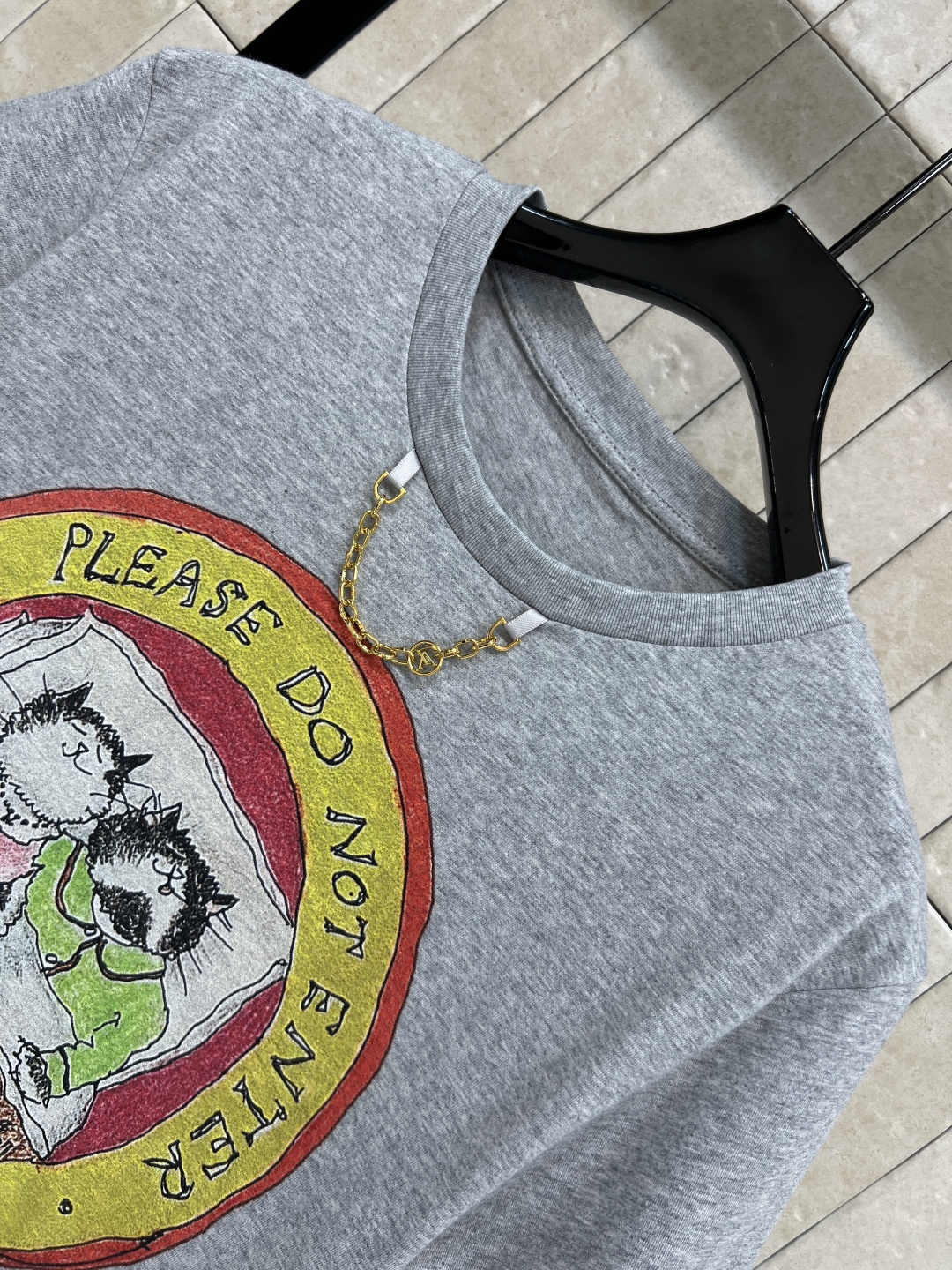 L家 25早秋新款 猫咪卡通印花短袖T恤 经典的小宽松版型 上身百搭不挑人 进口纯棉面料 质感舒适透气 