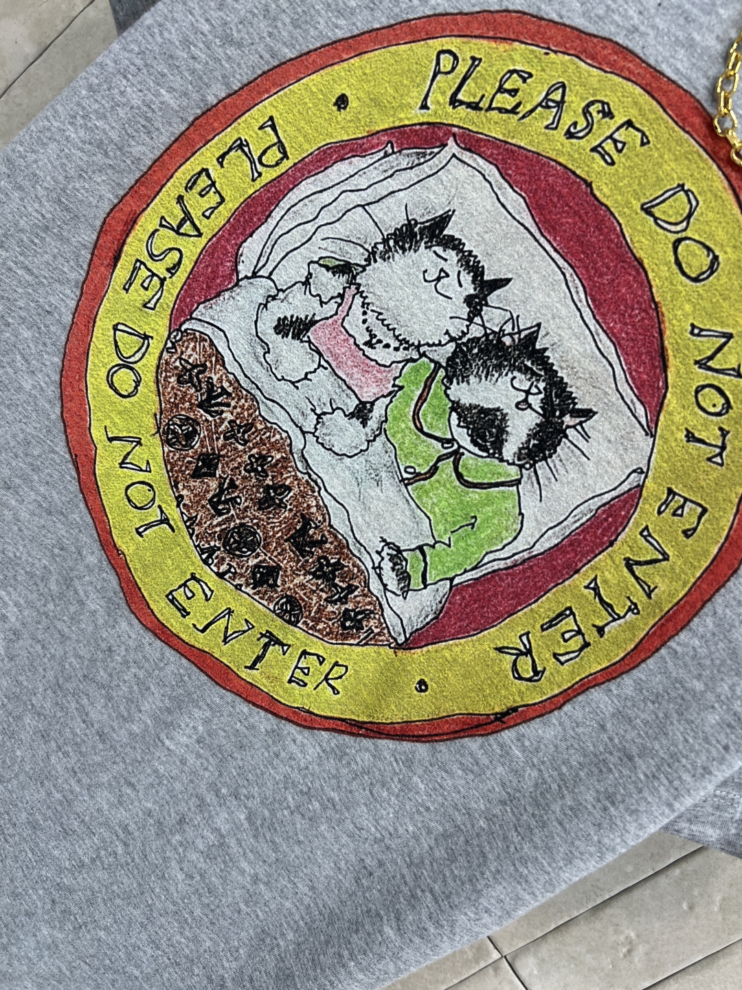 L家 25早秋新款 猫咪卡通印花短袖T恤 经典的小宽松版型 上身百搭不挑人 进口纯棉面料 质感舒适透气 