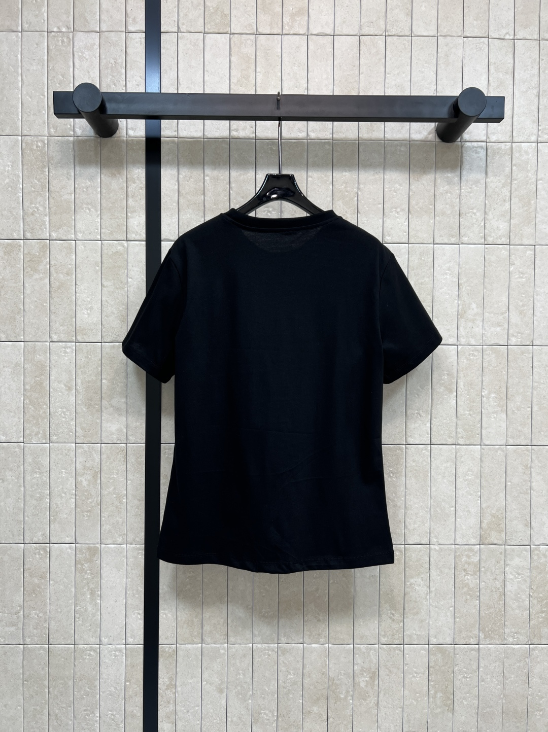 L家 25早秋新款 猫猫印花短袖T恤 大气经典 简洁的设计却富有亮点 非常百搭 胸前超级萌的猫猫🐱图案 