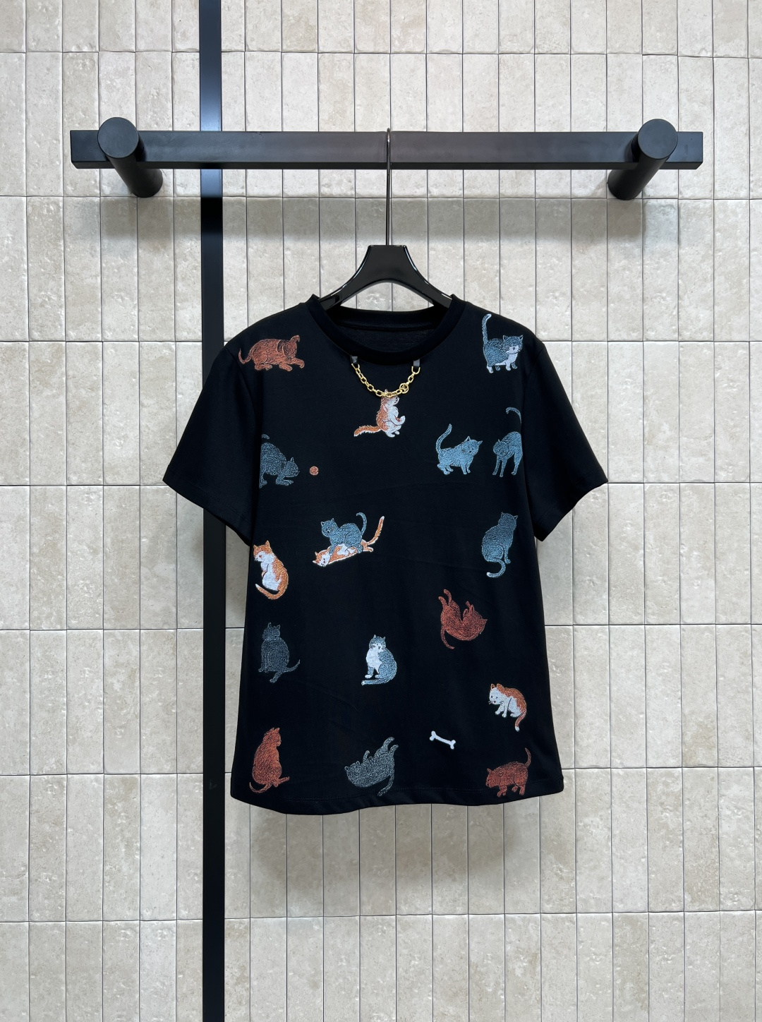 NO:499427,L Home 25 early autumn new style Cat printed short-sleeved T-shirt atmospheric and classic Simple design but with highlights Very versatile Super cute cat pattern on the chest Eye-catching in one second Customized hardware chain decoration Feelings of details Online One color Three-code Size/S-M-L,,louis vuitton, T-shirt,tees, t-shirt,alexander wang19860909L家 25早秋新款 猫猫印花短袖T恤 大气经典 简洁的设计却富有亮点 非常百搭 胸前超级萌的猫猫图案 一秒吸睛 定制五金链条装饰 细节感在线 一色三码Size/S-M-L,,louis vuitton,T-shirt,tees，t-shirt,alexander wang,Women's clothing