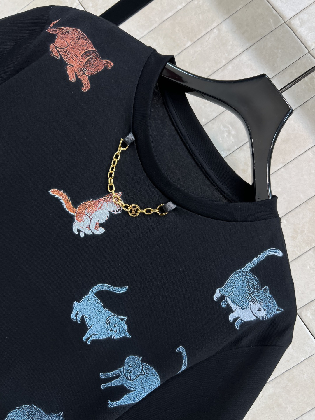 L家 25早秋新款 猫猫印花短袖T恤 大气经典 简洁的设计却富有亮点 非常百搭 胸前超级萌的猫猫🐱图案 